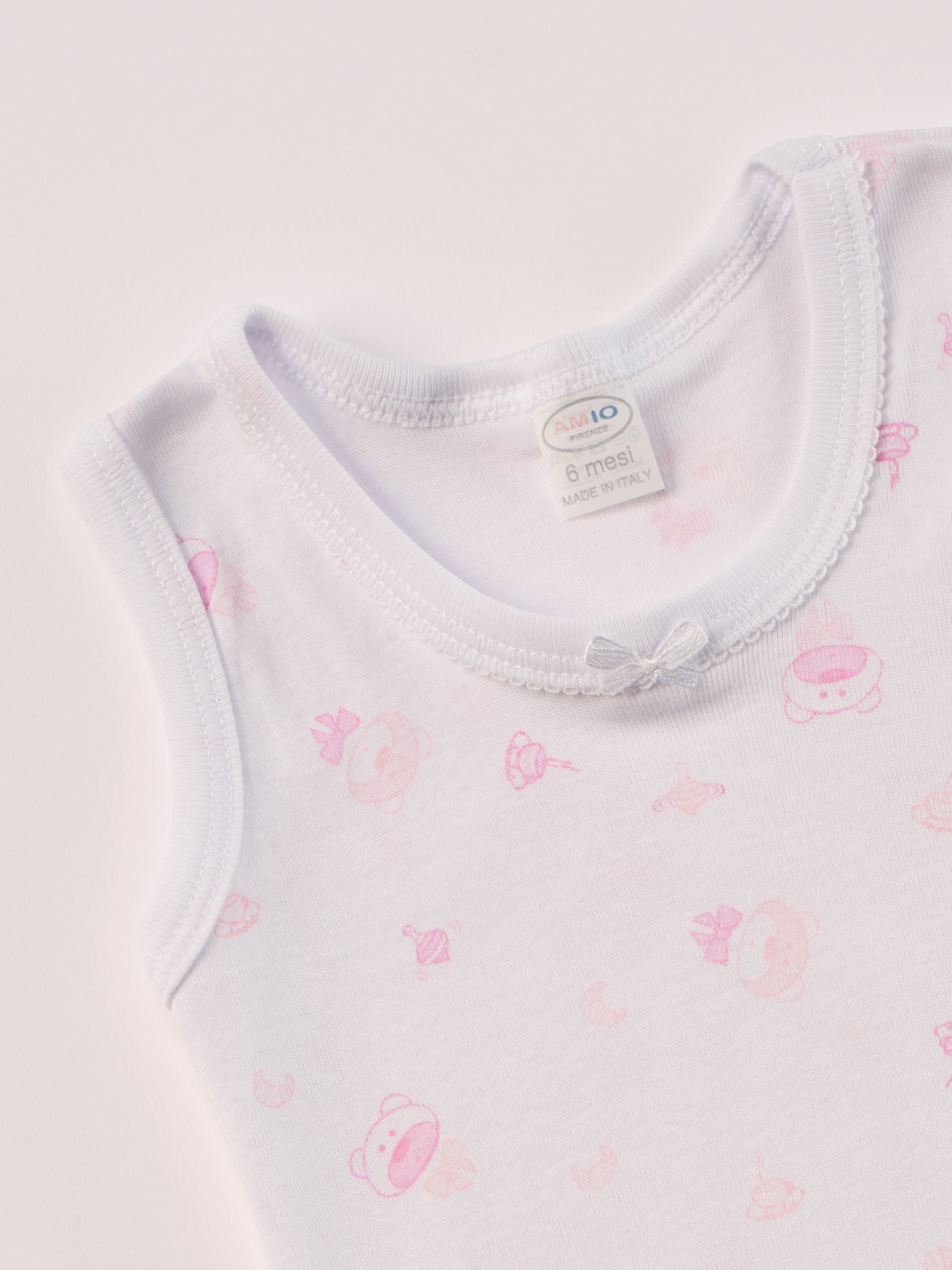 Manchmal darf es praktisch, pflegeleicht und farbenfroh sein – ohne auf Sicherheit und Qualität zu verzichten.
Feiner Stoff für warme Sommertage oder auch als leichte Unterwäsche.
Dieser weiße Body mit rosa Bären, dezentem Schleifchen und edlen Paspeln am Ausschnitt besteht aus hochwertiger, sorgfältig veredelter organischer Baumwolle. Die Stoffe sind sanft gefärbt und gebleicht unter Einhaltung strenger EU-Standards. Die nickelfreien Druckknöpfe machen das An- und Ausziehen unkompliziert und schnell.