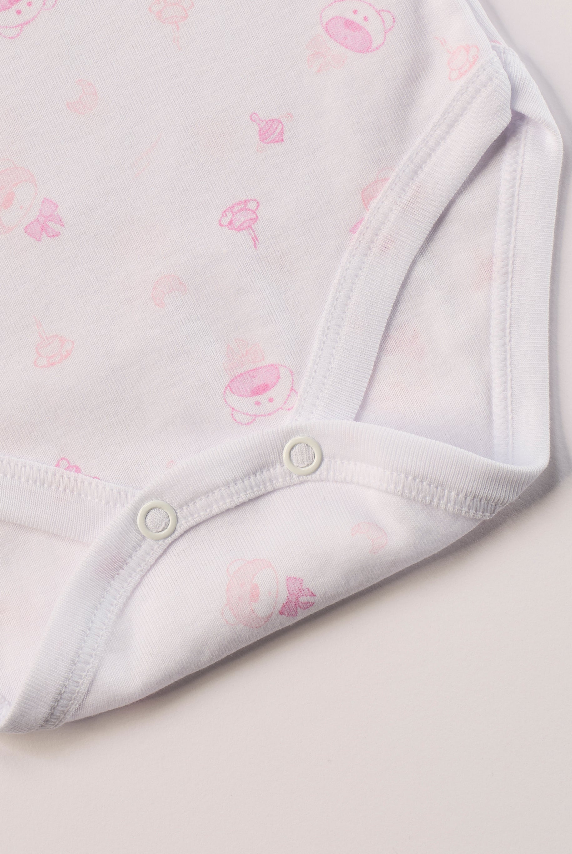 Manchmal darf es praktisch, pflegeleicht und farbenfroh sein – ohne auf Sicherheit und Qualität zu verzichten.
Feiner Stoff für warme Sommertage oder auch als leichte Unterwäsche.
Dieser weiße Body mit rosa Bären, dezentem Schleifchen und edlen Paspeln am Ausschnitt besteht aus hochwertiger, sorgfältig veredelter organischer Baumwolle. Die Stoffe sind sanft gefärbt und gebleicht unter Einhaltung strenger EU-Standards. Die nickelfreien Druckknöpfe machen das An- und Ausziehen unkompliziert und schnell.