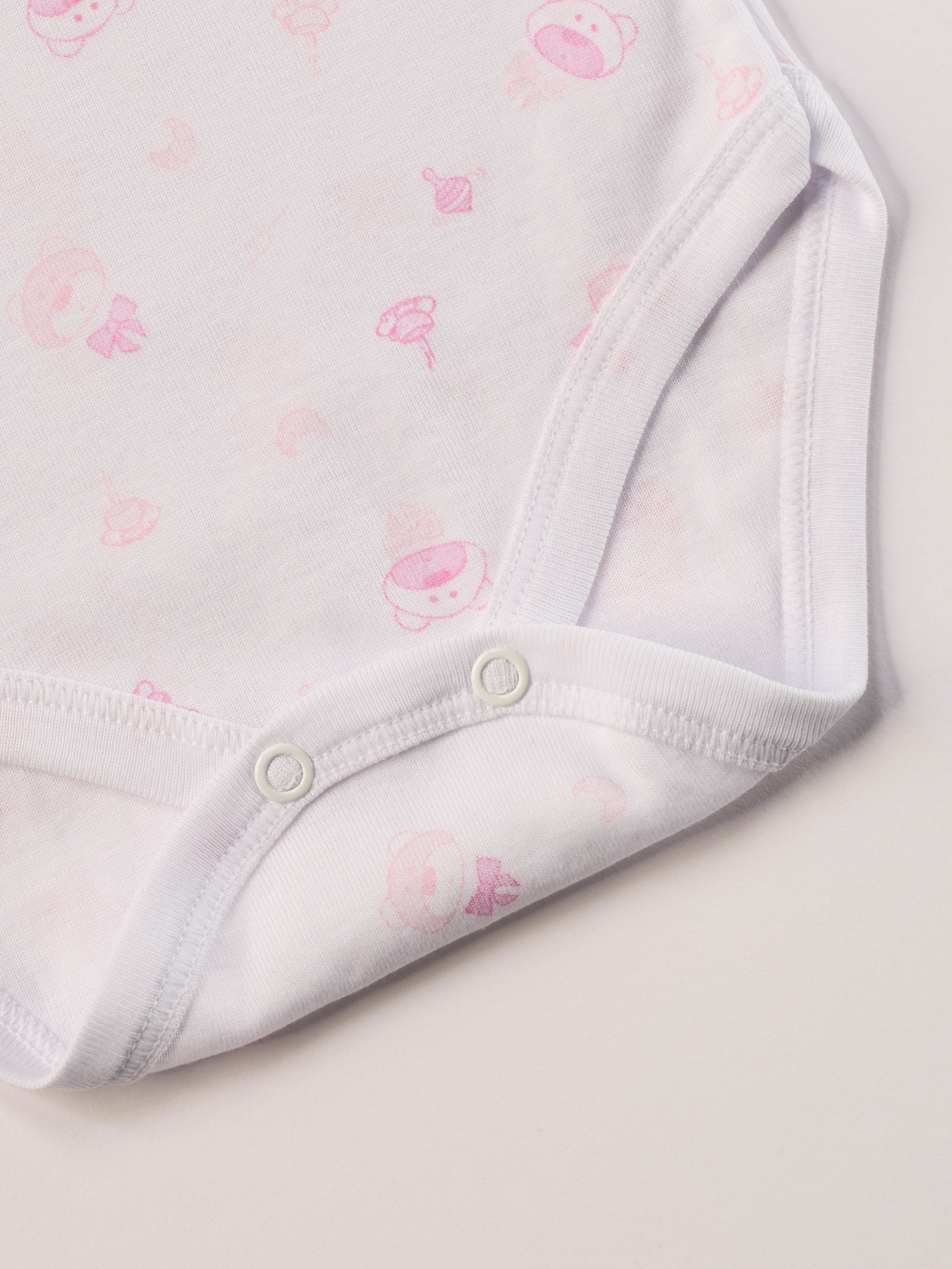 Manchmal darf es praktisch, pflegeleicht und farbenfroh sein – ohne auf Sicherheit und Qualität zu verzichten.
Feiner Stoff für warme Sommertage oder auch als leichte Unterwäsche.
Dieser weiße Body mit rosa Bären, dezentem Schleifchen und edlen Paspeln am Ausschnitt besteht aus hochwertiger, sorgfältig veredelter organischer Baumwolle. Die Stoffe sind sanft gefärbt und gebleicht unter Einhaltung strenger EU-Standards. Die nickelfreien Druckknöpfe machen das An- und Ausziehen unkompliziert und schnell.