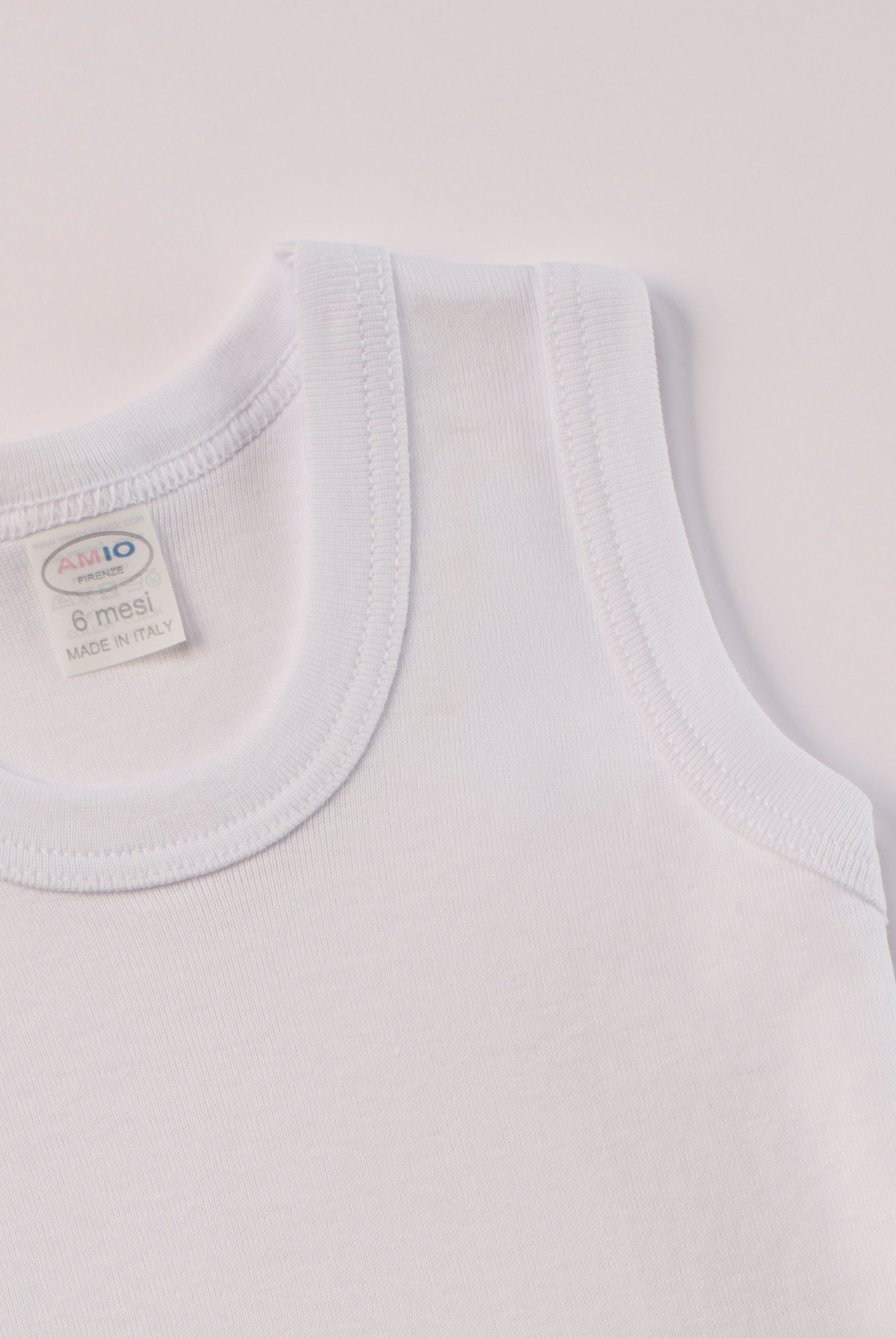 Manchmal darf es praktisch, pflegeleicht und farbenfroh sein – ohne auf Sicherheit und Qualität zu verzichten.
Feiner Stoff für warme Sommertage oder auch als leichte Unterwäsche.
Dieser weiße Body besteht aus hochwertiger, sorgfältig veredelter organischer Baumwolle. Die Stoffe sind sanft gefärbt und gebleicht unter Einhaltung strenger EU-Standards. Die nickelfreien Druckknöpfe machen das An- und Ausziehen unkompliziert und schnell.