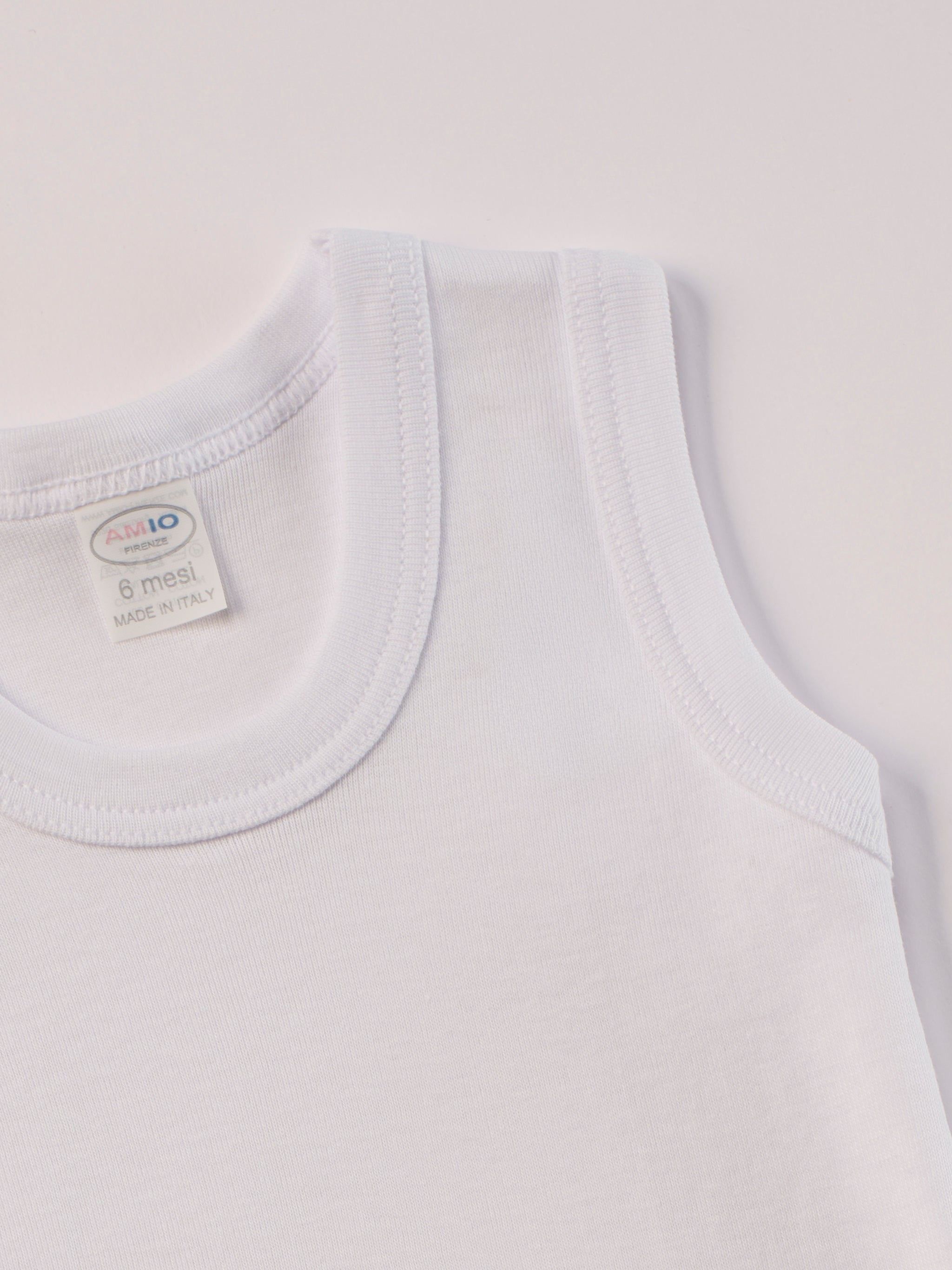 Manchmal darf es praktisch, pflegeleicht und farbenfroh sein – ohne auf Sicherheit und Qualität zu verzichten.
Feiner Stoff für warme Sommertage oder auch als leichte Unterwäsche.
Dieser weiße Body besteht aus hochwertiger, sorgfältig veredelter organischer Baumwolle. Die Stoffe sind sanft gefärbt und gebleicht unter Einhaltung strenger EU-Standards. Die nickelfreien Druckknöpfe machen das An- und Ausziehen unkompliziert und schnell.