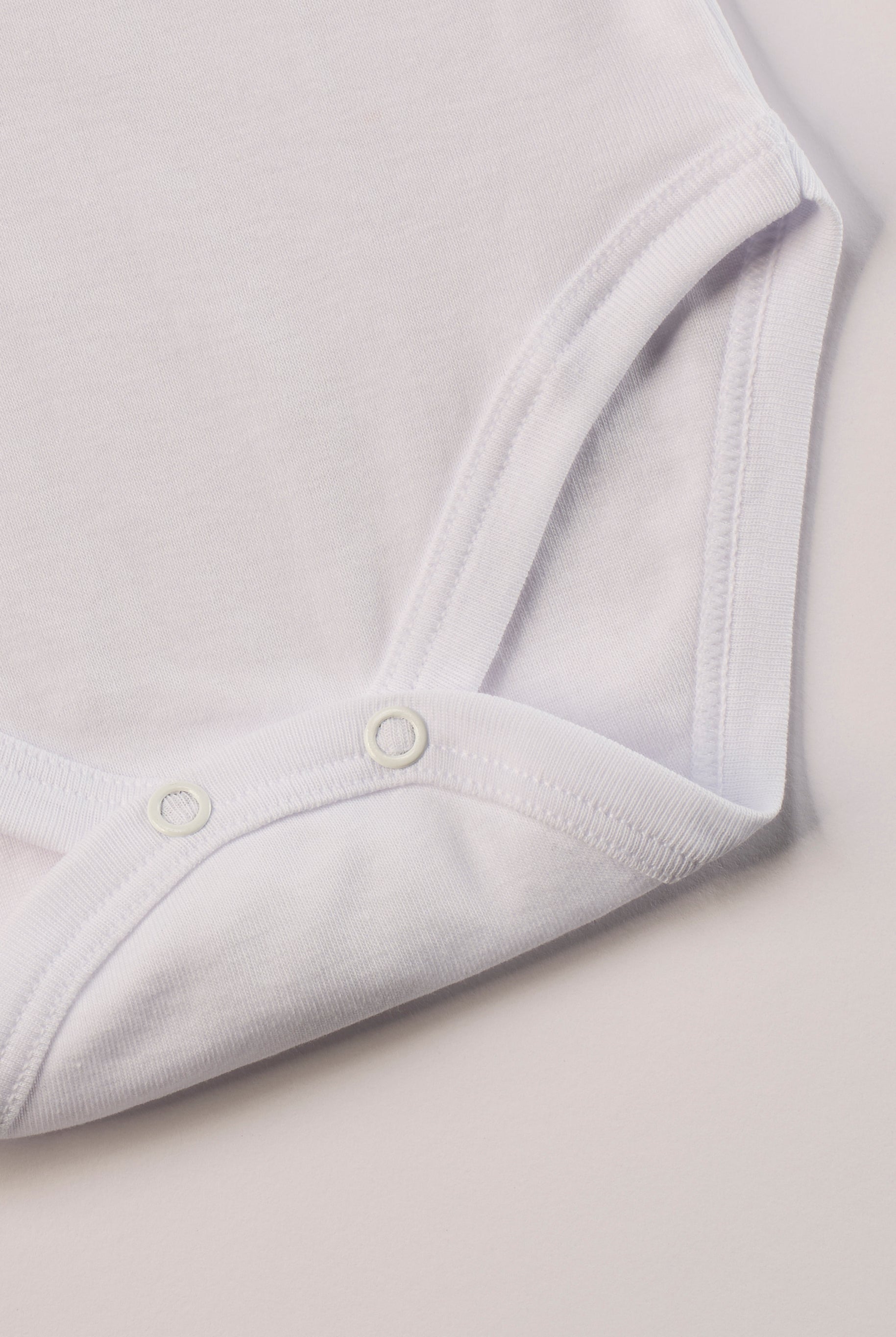 Manchmal darf es praktisch, pflegeleicht und farbenfroh sein – ohne auf Sicherheit und Qualität zu verzichten.
Feiner Stoff für warme Sommertage oder auch als leichte Unterwäsche.
Dieser weiße Body besteht aus hochwertiger, sorgfältig veredelter organischer Baumwolle. Die Stoffe sind sanft gefärbt und gebleicht unter Einhaltung strenger EU-Standards. Die nickelfreien Druckknöpfe machen das An- und Ausziehen unkompliziert und schnell.