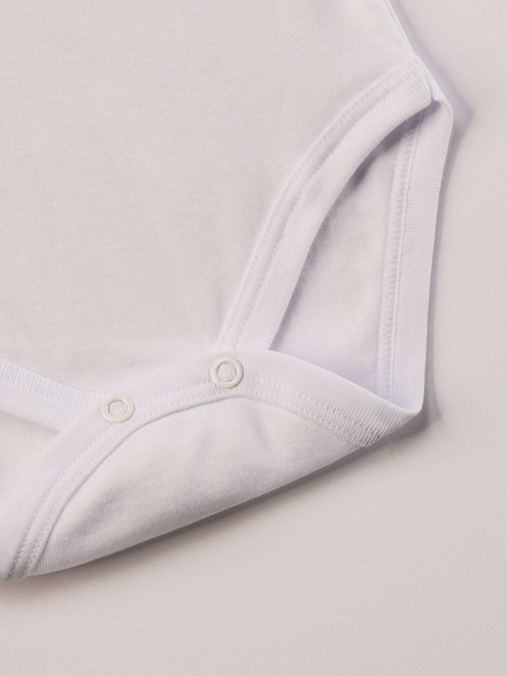 Manchmal darf es praktisch, pflegeleicht und farbenfroh sein – ohne auf Sicherheit und Qualität zu verzichten.
Feiner Stoff für warme Sommertage oder auch als leichte Unterwäsche.
Dieser weiße Body besteht aus hochwertiger, sorgfältig veredelter organischer Baumwolle. Die Stoffe sind sanft gefärbt und gebleicht unter Einhaltung strenger EU-Standards. Die nickelfreien Druckknöpfe machen das An- und Ausziehen unkompliziert und schnell.