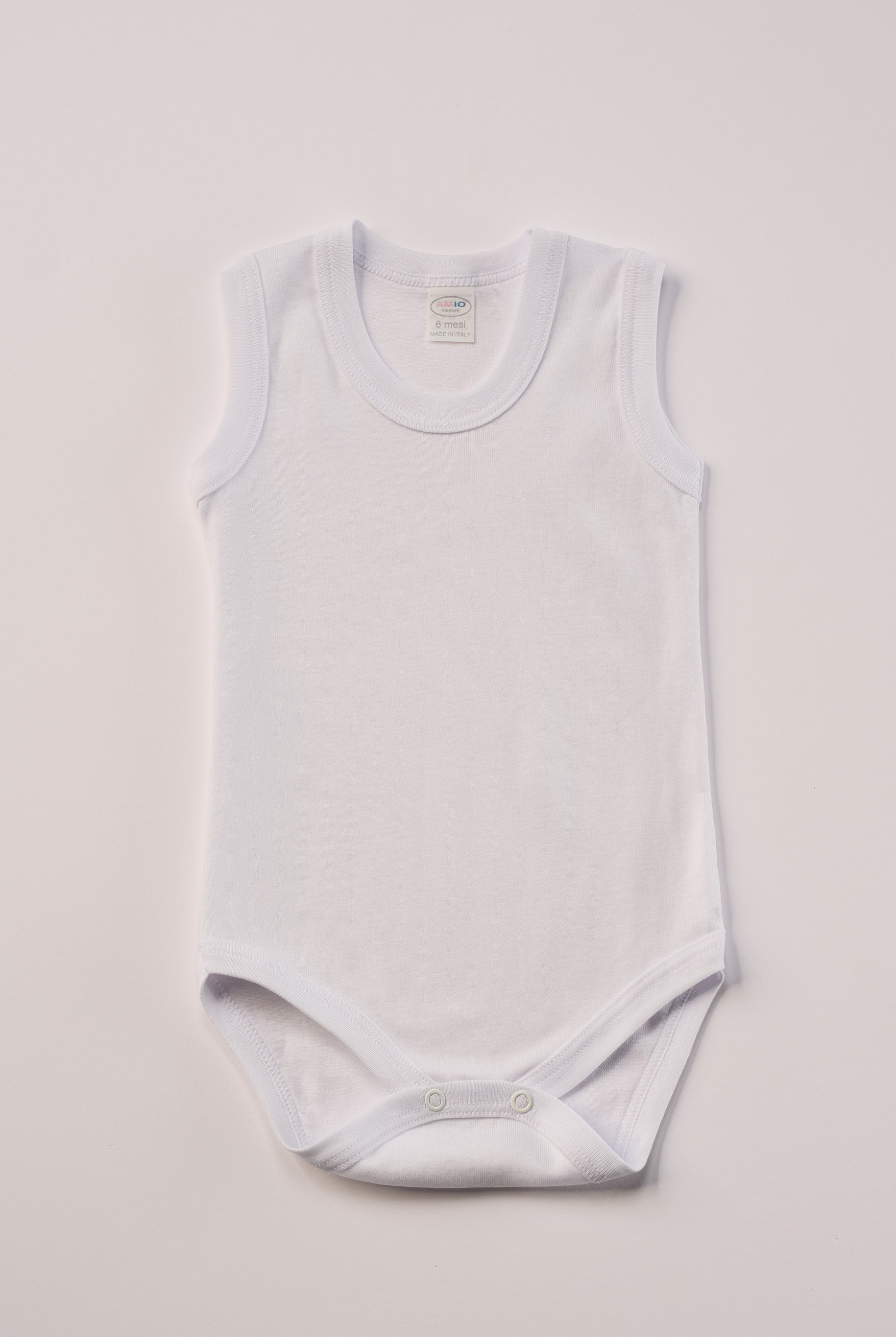 Manchmal darf es praktisch, pflegeleicht und farbenfroh sein – ohne auf Sicherheit und Qualität zu verzichten.
Feiner Stoff für warme Sommertage oder auch als leichte Unterwäsche.
Dieser weiße Body besteht aus hochwertiger, sorgfältig veredelter organischer Baumwolle. Die Stoffe sind sanft gefärbt und gebleicht unter Einhaltung strenger EU-Standards. Die nickelfreien Druckknöpfe machen das An- und Ausziehen unkompliziert und schnell.