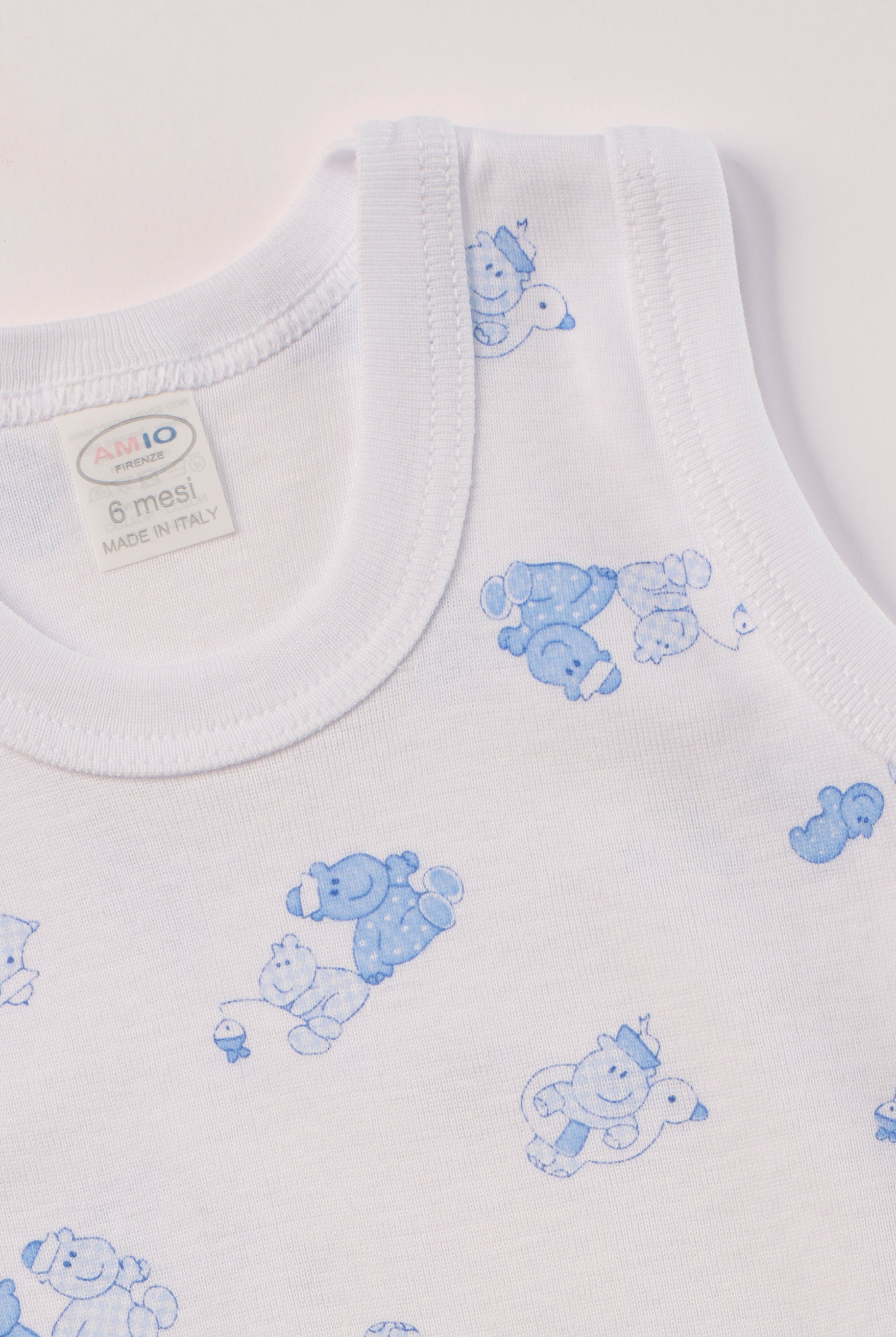 Manchmal darf es praktisch, pflegeleicht und farbenfroh sein – ohne auf Sicherheit und Qualität zu verzichten.
Feiner Stoff für warme Sommertage oder auch als leichte Unterwäsche.
Dieser weiße Body mit blauen Nielpferdchen besteht aus hochwertiger, sorgfältig veredelter organischer Baumwolle. Die Stoffe sind sanft gefärbt und gebleicht unter Einhaltung strenger EU-Standards. Die nickelfreien Druckknöpfe machen das An- und Ausziehen unkompliziert und schnell.