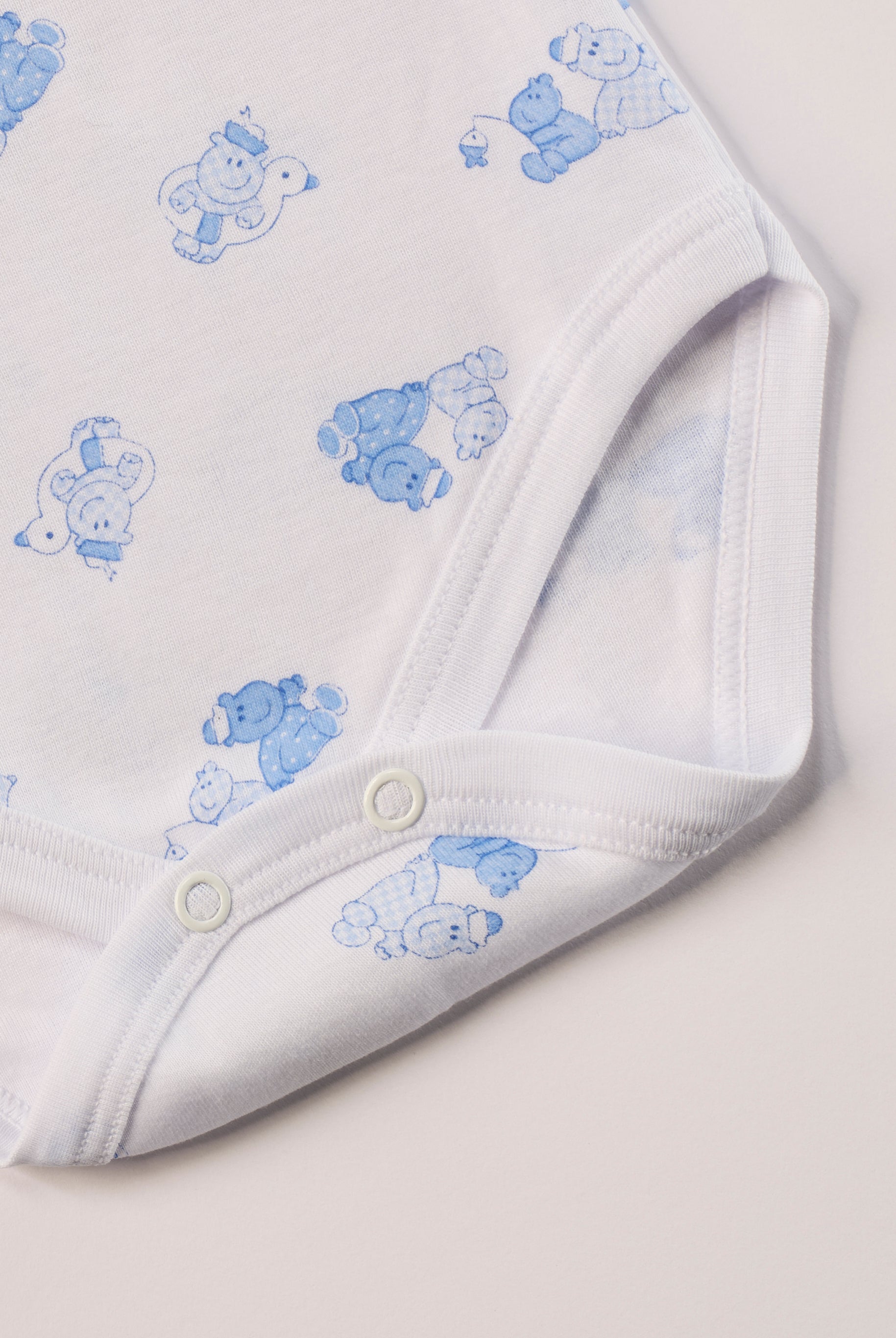 Manchmal darf es praktisch, pflegeleicht und farbenfroh sein – ohne auf Sicherheit und Qualität zu verzichten.
Feiner Stoff für warme Sommertage oder auch als leichte Unterwäsche.
Dieser weiße Body mit blauen Nielpferdchen besteht aus hochwertiger, sorgfältig veredelter organischer Baumwolle. Die Stoffe sind sanft gefärbt und gebleicht unter Einhaltung strenger EU-Standards. Die nickelfreien Druckknöpfe machen das An- und Ausziehen unkompliziert und schnell.
