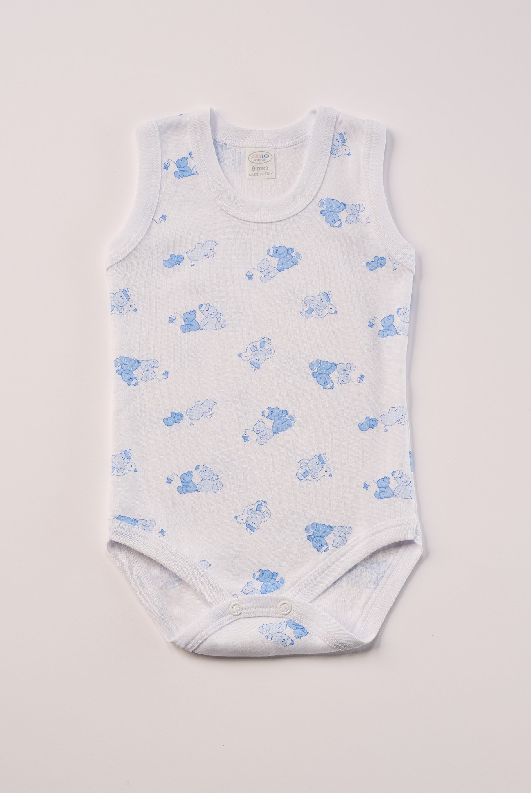 Manchmal darf es praktisch, pflegeleicht und farbenfroh sein – ohne auf Sicherheit und Qualität zu verzichten.
Feiner Stoff für warme Sommertage oder auch als leichte Unterwäsche.
Dieser weiße Body mit blauen Nielpferdchen besteht aus hochwertiger, sorgfältig veredelter organischer Baumwolle. Die Stoffe sind sanft gefärbt und gebleicht unter Einhaltung strenger EU-Standards. Die nickelfreien Druckknöpfe machen das An- und Ausziehen unkompliziert und schnell.