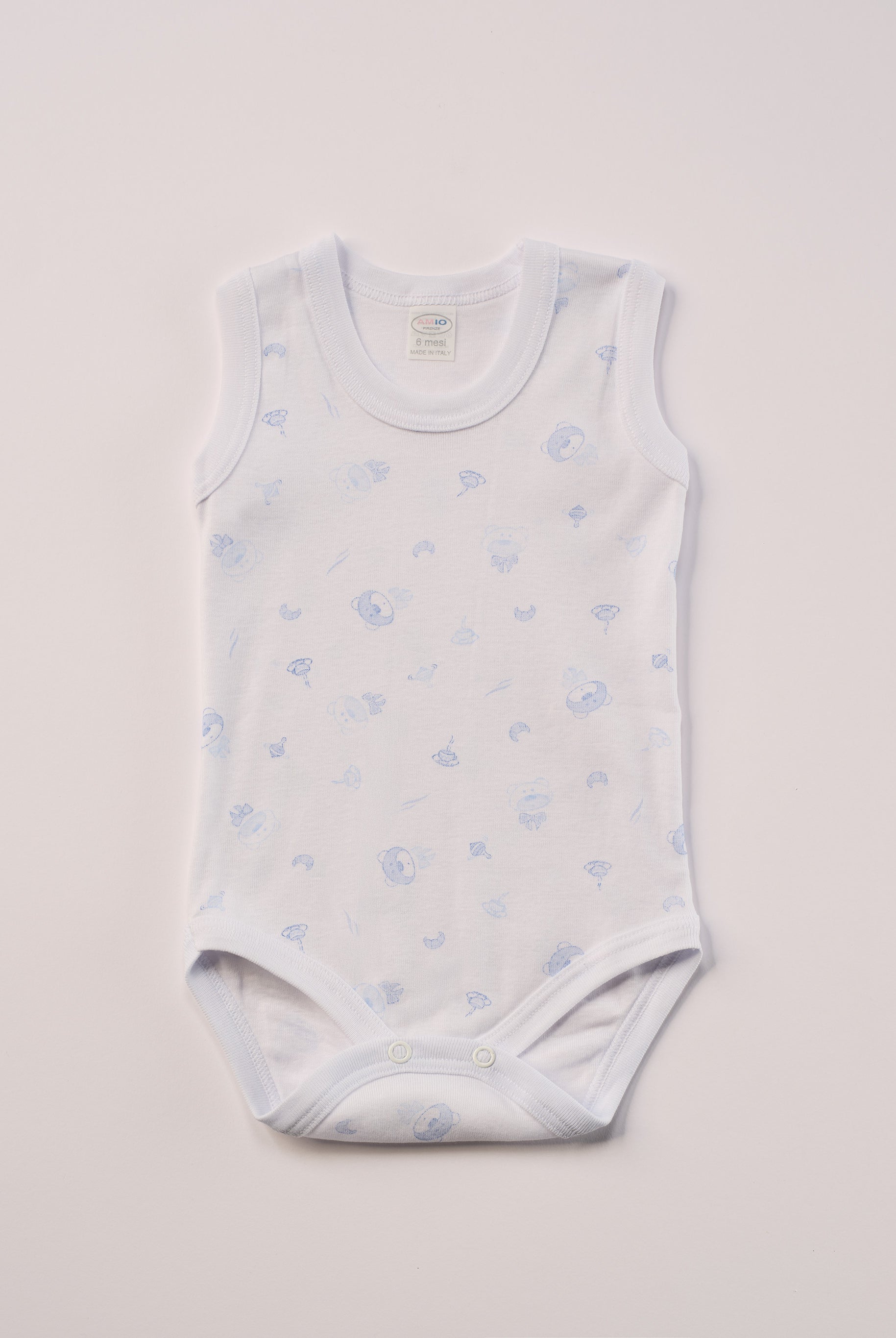 Manchmal darf es praktisch, pflegeleicht und farbenfroh sein – ohne auf Sicherheit und Qualität zu verzichten.
Feiner Stoff für warme Sommertage oder auch als leichte Unterwäsche.
Dieser weiße Body mit blauen Bärchen besteht aus hochwertiger, sorgfältig veredelter organischer Baumwolle. Die Stoffe sind sanft gefärbt und gebleicht unter Einhaltung strenger EU-Standards. Die nickelfreien Druckknöpfe machen das An- und Ausziehen unkompliziert und schnell.