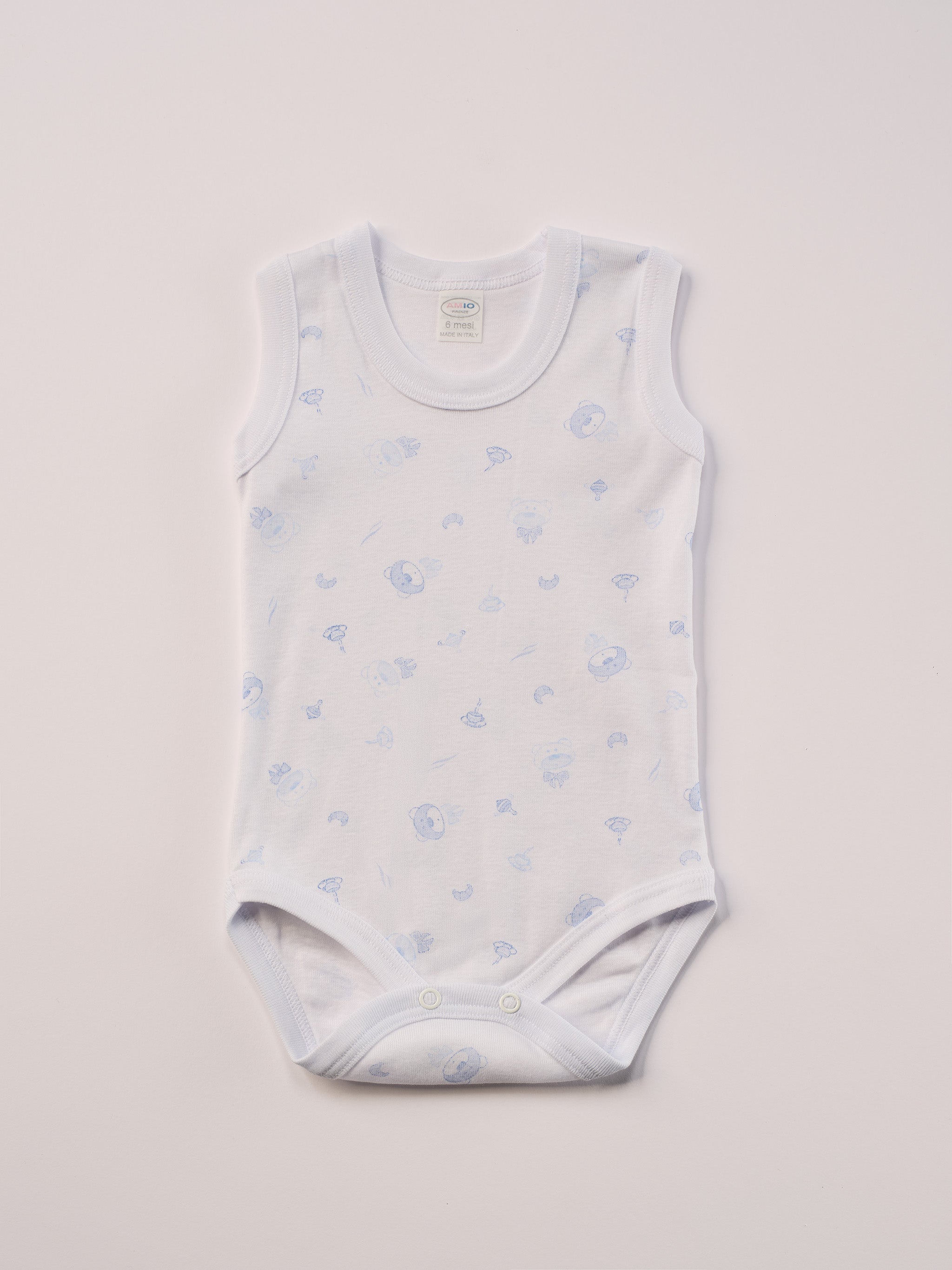 Manchmal darf es praktisch, pflegeleicht und farbenfroh sein – ohne auf Sicherheit und Qualität zu verzichten.
Feiner Stoff für warme Sommertage oder auch als leichte Unterwäsche.
Dieser weiße Body mit blauen Bärchen besteht aus hochwertiger, sorgfältig veredelter organischer Baumwolle. Die Stoffe sind sanft gefärbt und gebleicht unter Einhaltung strenger EU-Standards. Die nickelfreien Druckknöpfe machen das An- und Ausziehen unkompliziert und schnell.