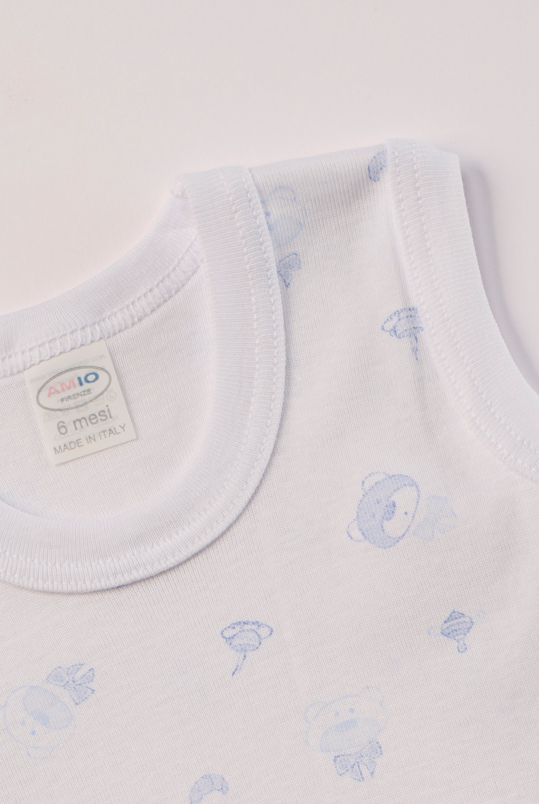 Manchmal darf es praktisch, pflegeleicht und farbenfroh sein – ohne auf Sicherheit und Qualität zu verzichten.
Feiner Stoff für warme Sommertage oder auch als leichte Unterwäsche.
Dieser weiße Body mit blauen Bärchen besteht aus hochwertiger, sorgfältig veredelter organischer Baumwolle. Die Stoffe sind sanft gefärbt und gebleicht unter Einhaltung strenger EU-Standards. Die nickelfreien Druckknöpfe machen das An- und Ausziehen unkompliziert und schnell.