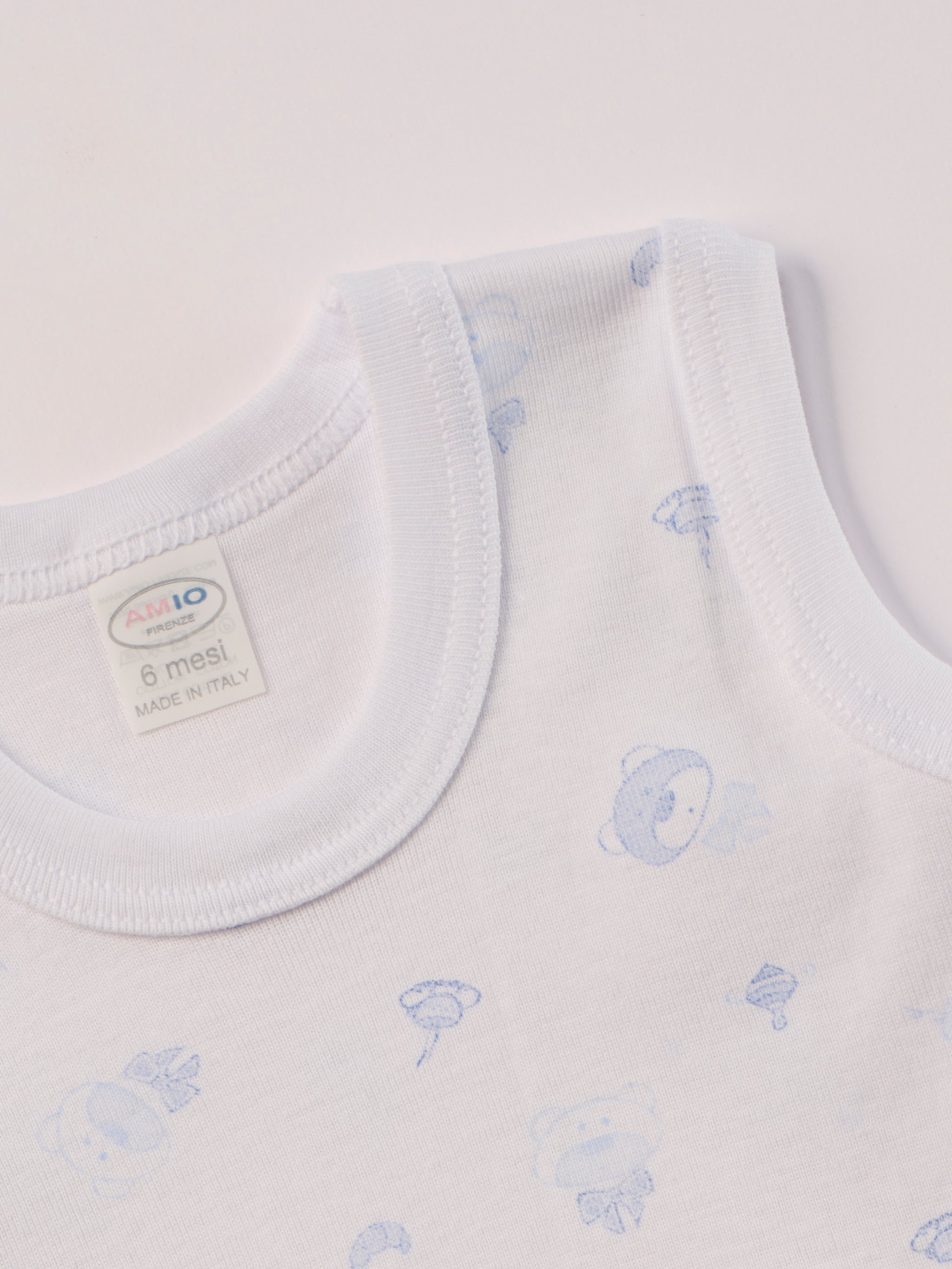 Manchmal darf es praktisch, pflegeleicht und farbenfroh sein – ohne auf Sicherheit und Qualität zu verzichten.
Feiner Stoff für warme Sommertage oder auch als leichte Unterwäsche.
Dieser weiße Body mit blauen Bärchen besteht aus hochwertiger, sorgfältig veredelter organischer Baumwolle. Die Stoffe sind sanft gefärbt und gebleicht unter Einhaltung strenger EU-Standards. Die nickelfreien Druckknöpfe machen das An- und Ausziehen unkompliziert und schnell.