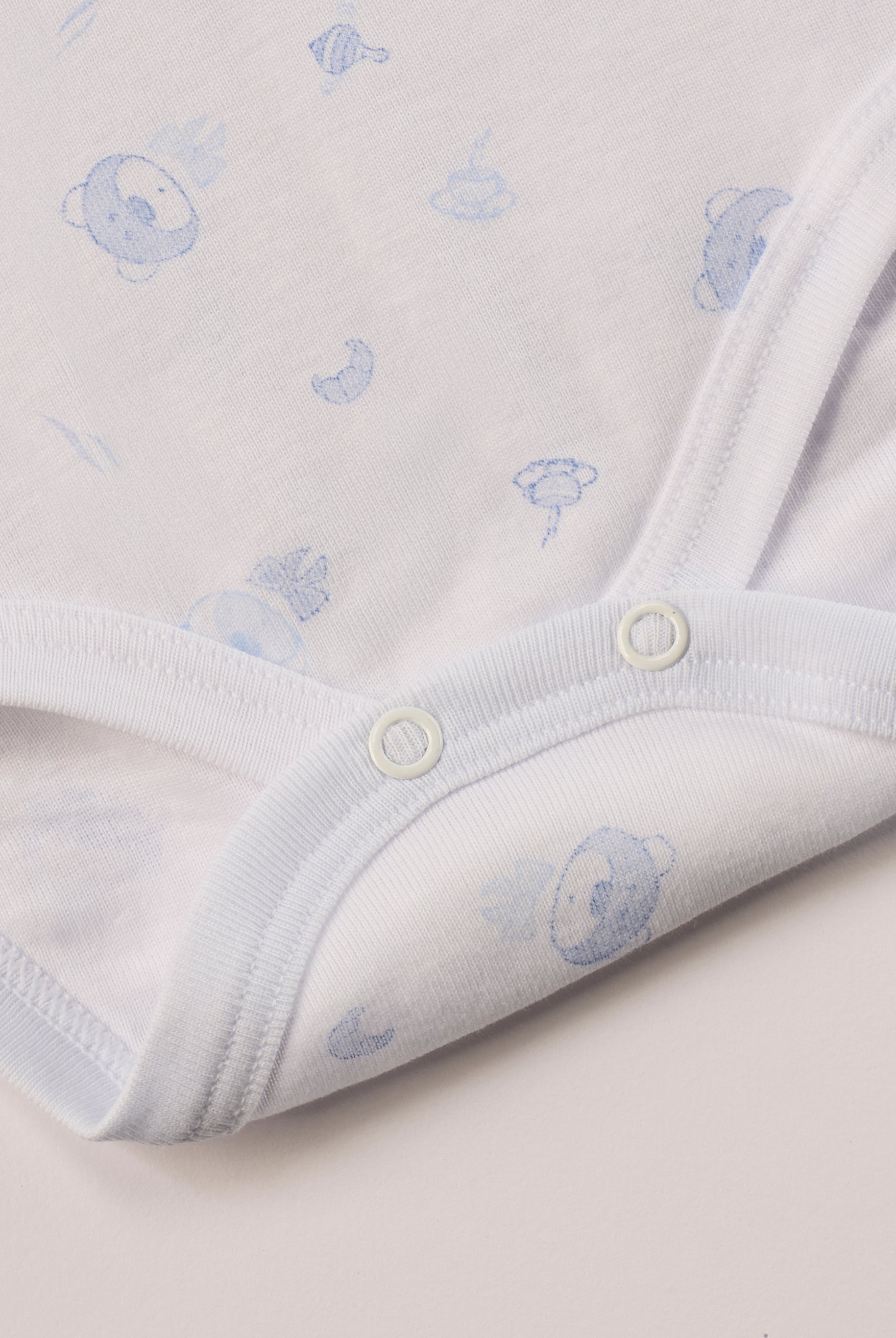 Manchmal darf es praktisch, pflegeleicht und farbenfroh sein – ohne auf Sicherheit und Qualität zu verzichten.
Feiner Stoff für warme Sommertage oder auch als leichte Unterwäsche.
Dieser weiße Body mit blauen Bärchen besteht aus hochwertiger, sorgfältig veredelter organischer Baumwolle. Die Stoffe sind sanft gefärbt und gebleicht unter Einhaltung strenger EU-Standards. Die nickelfreien Druckknöpfe machen das An- und Ausziehen unkompliziert und schnell.