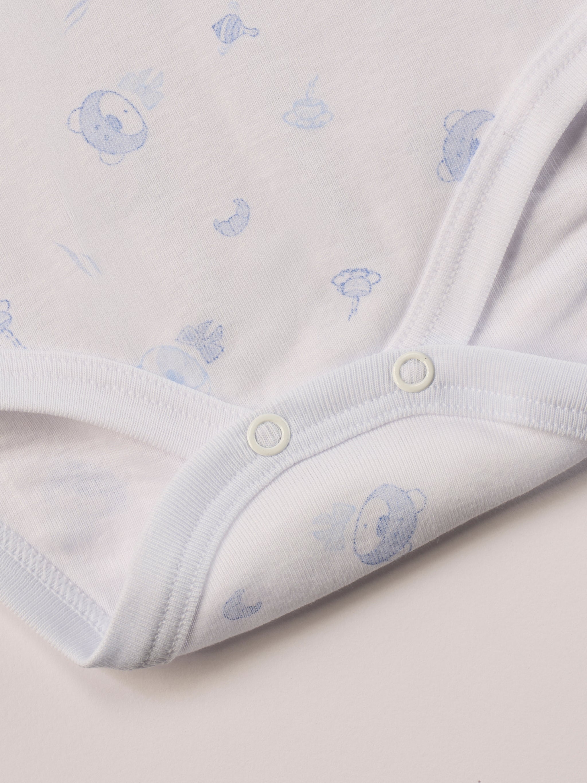Manchmal darf es praktisch, pflegeleicht und farbenfroh sein – ohne auf Sicherheit und Qualität zu verzichten.
Feiner Stoff für warme Sommertage oder auch als leichte Unterwäsche.
Dieser weiße Body mit blauen Bärchen besteht aus hochwertiger, sorgfältig veredelter organischer Baumwolle. Die Stoffe sind sanft gefärbt und gebleicht unter Einhaltung strenger EU-Standards. Die nickelfreien Druckknöpfe machen das An- und Ausziehen unkompliziert und schnell.