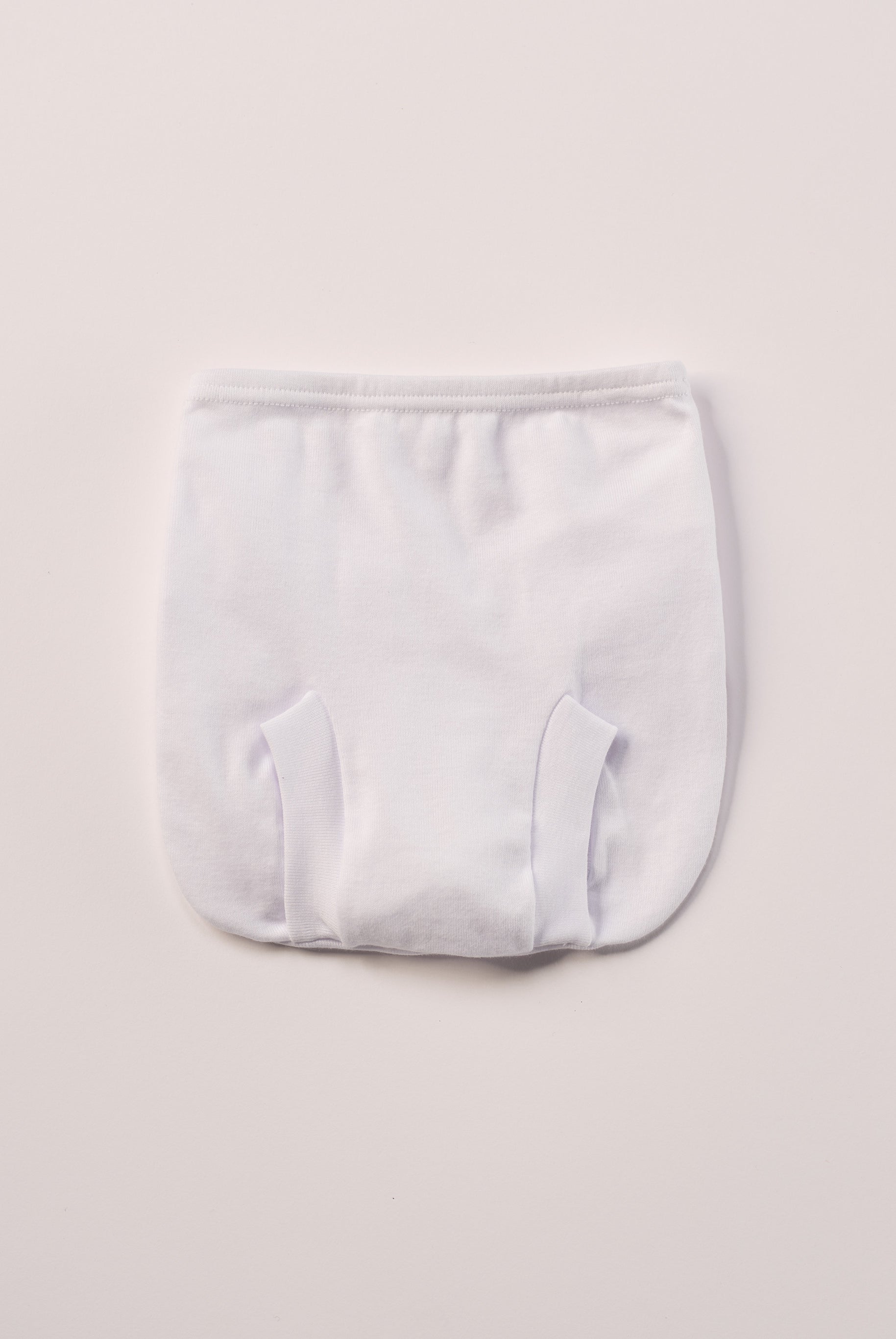 Dieses liebevoll gefertigte weiße Baby Höschen vereint natürlichen Komfort mit einem eleganten, zeitlosen Design. Die feine, echte Spitze verleiht dem Höschen eine besondere, hochwertige Optik – ohne dabei auf Tragekomfort zu verzichten.
Besonders praktisch: Das Höschen wird einfach über der Windel getragen und sorgt dafür, dass diese optisch verschwindet. So entsteht ein harmonisches, ästhetisches Gesamtbild – ideal unter Kleidern, Röckchen oder bei besonderen Anlässen.