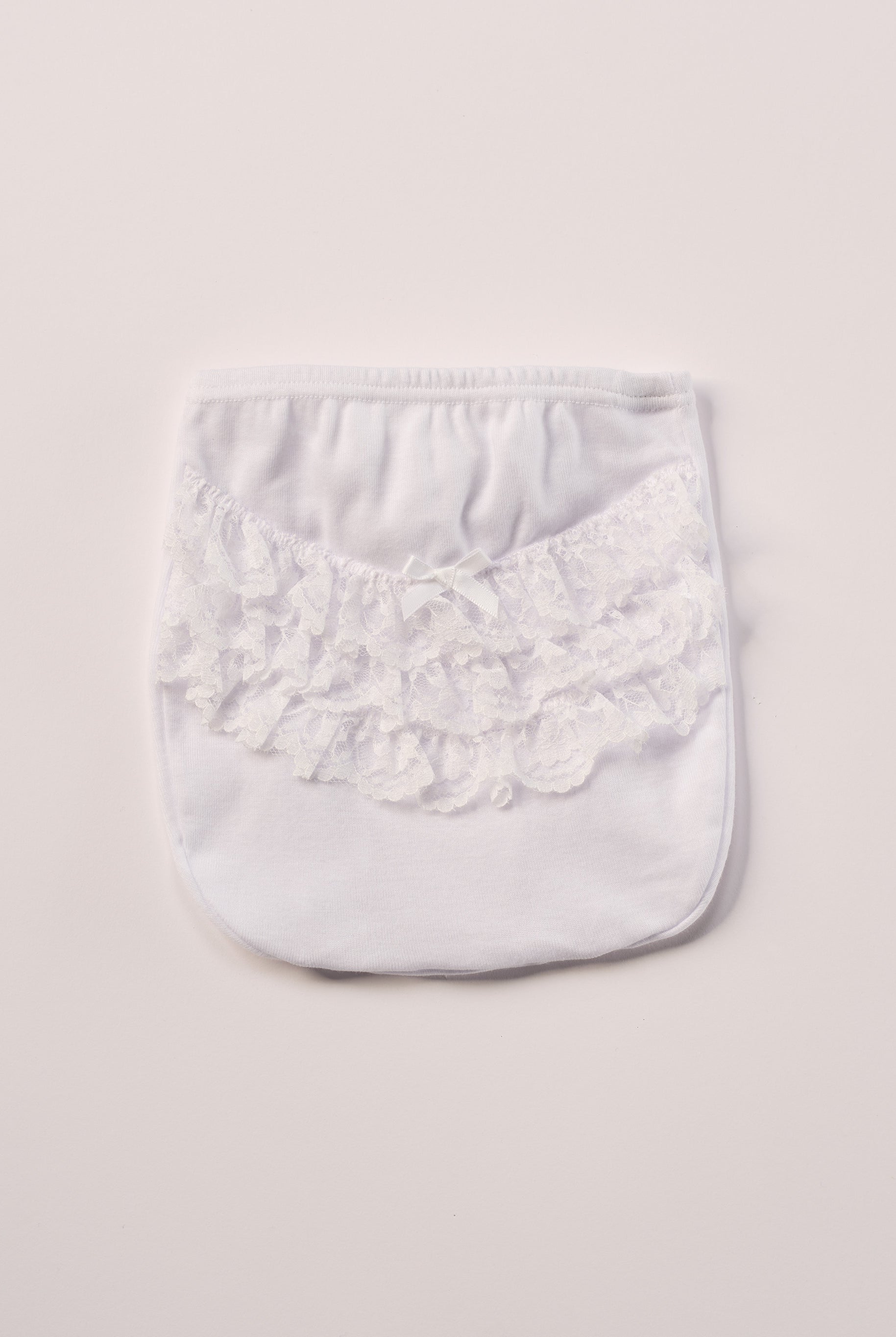 Dieses liebevoll gefertigte weiße Baby Höschen vereint natürlichen Komfort mit einem eleganten, zeitlosen Design. Die feine, echte Spitze verleiht dem Höschen eine besondere, hochwertige Optik – ohne dabei auf Tragekomfort zu verzichten.
Besonders praktisch: Das Höschen wird einfach über der Windel getragen und sorgt dafür, dass diese optisch verschwindet. So entsteht ein harmonisches, ästhetisches Gesamtbild – ideal unter Kleidern, Röckchen oder bei besonderen Anlässen.