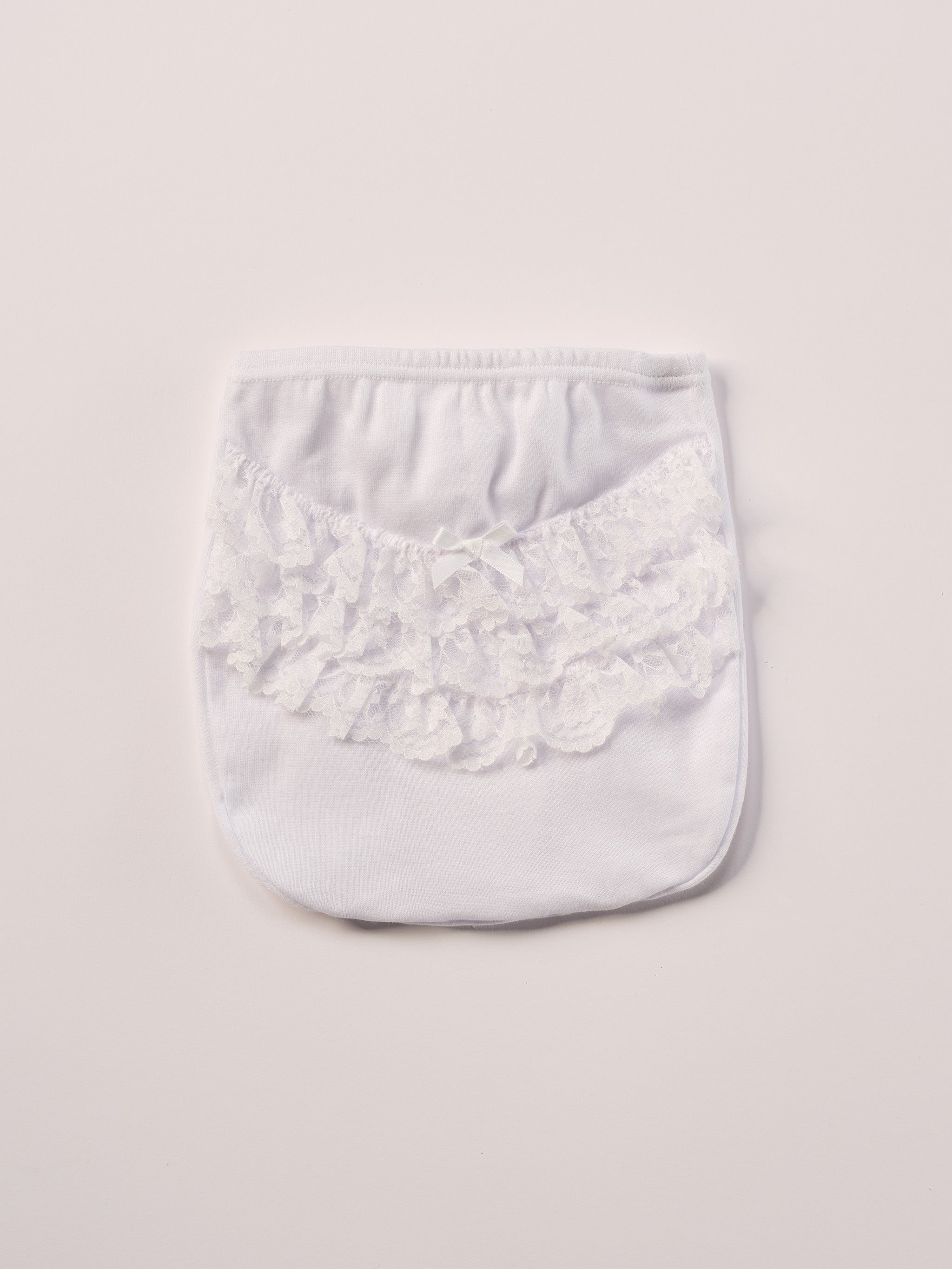 Dieses liebevoll gefertigte weiße Baby Höschen vereint natürlichen Komfort mit einem eleganten, zeitlosen Design. Die feine, echte Spitze verleiht dem Höschen eine besondere, hochwertige Optik – ohne dabei auf Tragekomfort zu verzichten.
Besonders praktisch: Das Höschen wird einfach über der Windel getragen und sorgt dafür, dass diese optisch verschwindet. So entsteht ein harmonisches, ästhetisches Gesamtbild – ideal unter Kleidern, Röckchen oder bei besonderen Anlässen.