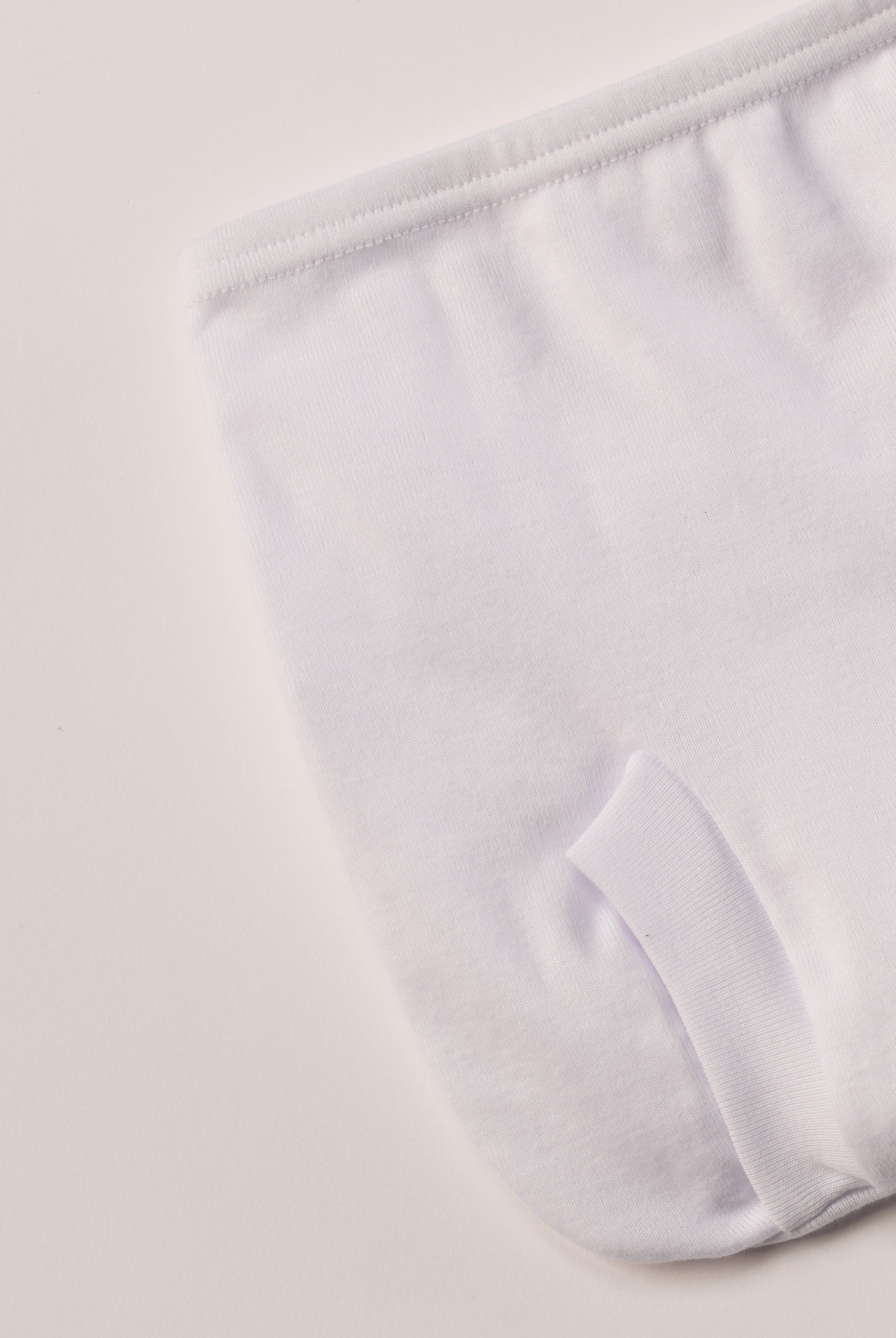 Dieses liebevoll gefertigte weiße Baby Höschen vereint natürlichen Komfort mit einem eleganten, zeitlosen Design. Die feine, echte Spitze verleiht dem Höschen eine besondere, hochwertige Optik – ohne dabei auf Tragekomfort zu verzichten.
Besonders praktisch: Das Höschen wird einfach über der Windel getragen und sorgt dafür, dass diese optisch verschwindet. So entsteht ein harmonisches, ästhetisches Gesamtbild – ideal unter Kleidern, Röckchen oder bei besonderen Anlässen.