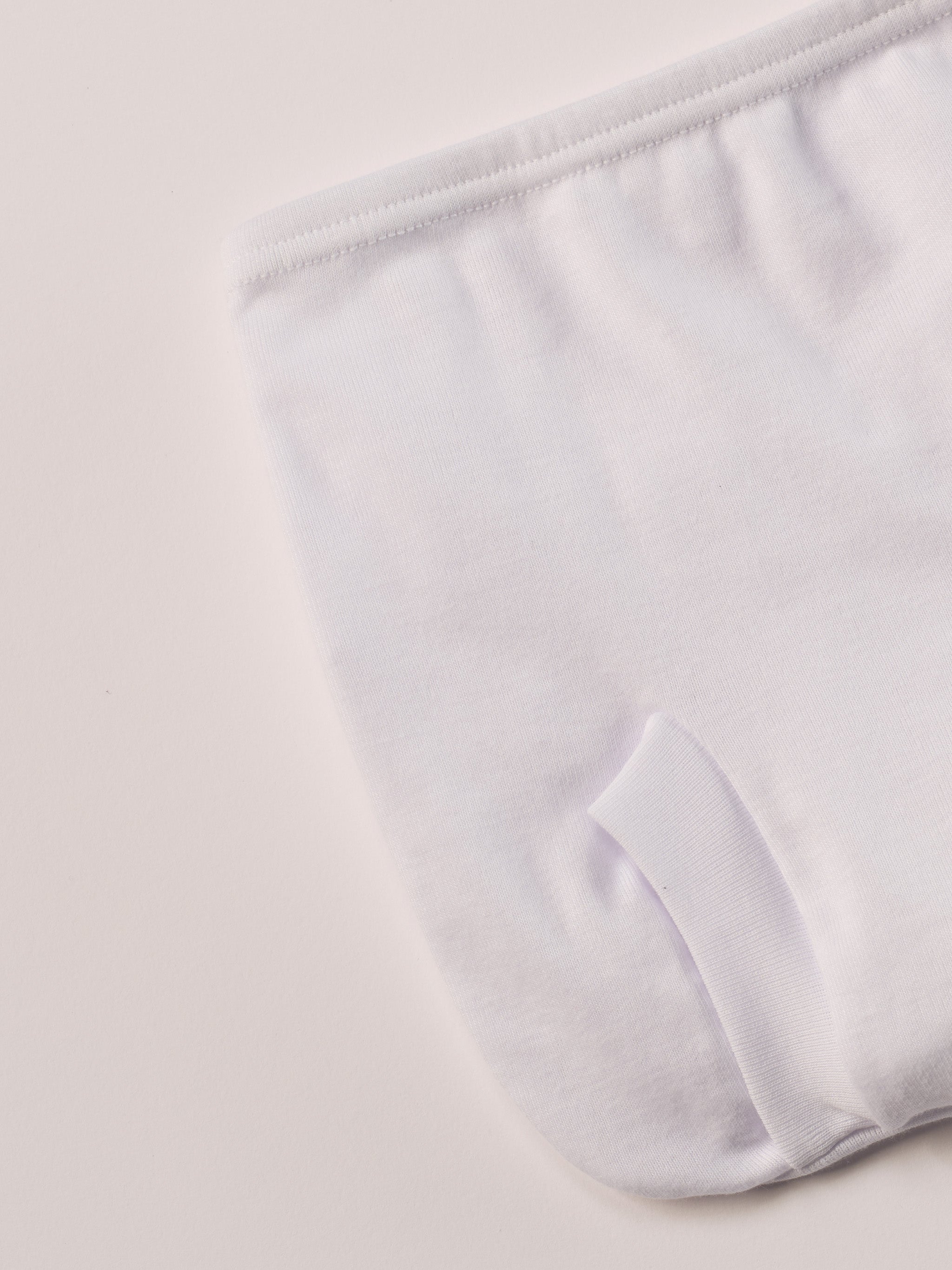 Dieses liebevoll gefertigte weiße Baby Höschen vereint natürlichen Komfort mit einem eleganten, zeitlosen Design. Die feine, echte Spitze verleiht dem Höschen eine besondere, hochwertige Optik – ohne dabei auf Tragekomfort zu verzichten.
Besonders praktisch: Das Höschen wird einfach über der Windel getragen und sorgt dafür, dass diese optisch verschwindet. So entsteht ein harmonisches, ästhetisches Gesamtbild – ideal unter Kleidern, Röckchen oder bei besonderen Anlässen.