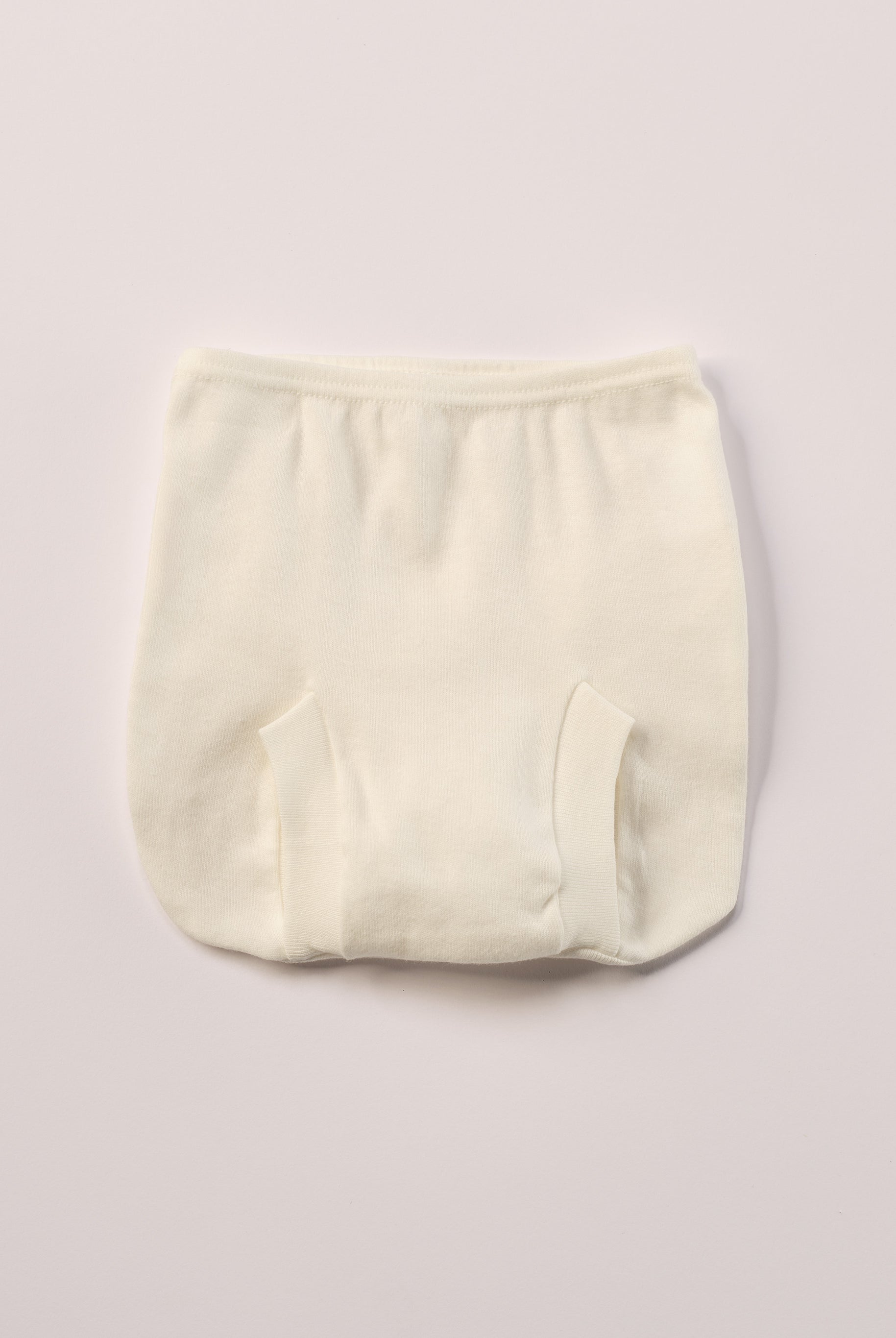 Dieses liebevoll gefertigte cremefarbige Baby Höschen vereint natürlichen Komfort mit einem eleganten, zeitlosen Design. Die feine, echte Spitze verleiht dem Höschen eine besondere, hochwertige Optik – ohne dabei auf Tragekomfort zu verzichten.
Besonders praktisch: Das Höschen wird einfach über der Windel getragen und sorgt dafür, dass diese optisch verschwindet. So entsteht ein harmonisches, ästhetisches Gesamtbild – ideal unter Kleidern, Röckchen oder bei besonderen Anlässen.