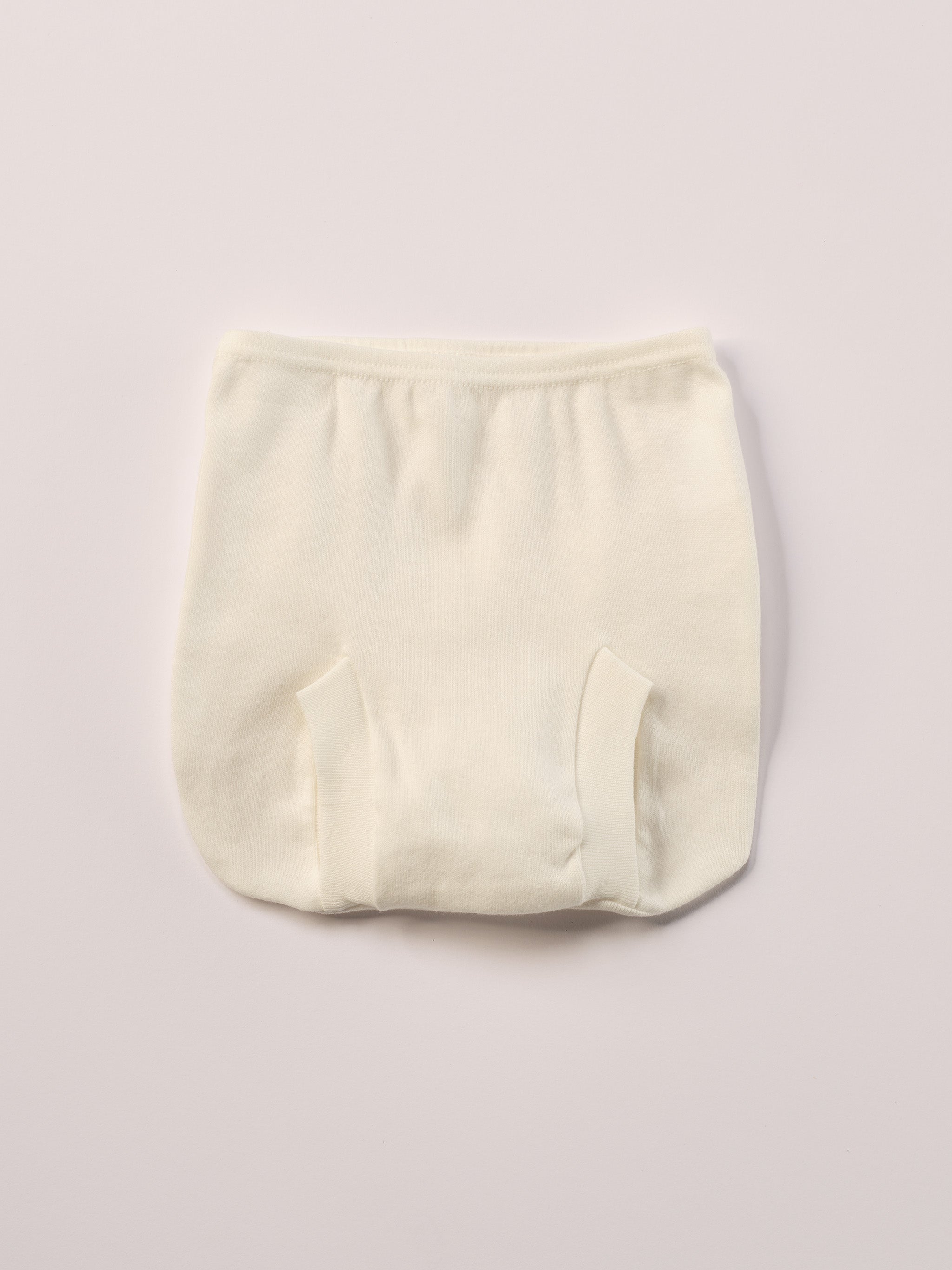 Dieses liebevoll gefertigte cremefarbige Baby Höschen vereint natürlichen Komfort mit einem eleganten, zeitlosen Design. Die feine, echte Spitze verleiht dem Höschen eine besondere, hochwertige Optik – ohne dabei auf Tragekomfort zu verzichten.
Besonders praktisch: Das Höschen wird einfach über der Windel getragen und sorgt dafür, dass diese optisch verschwindet. So entsteht ein harmonisches, ästhetisches Gesamtbild – ideal unter Kleidern, Röckchen oder bei besonderen Anlässen.