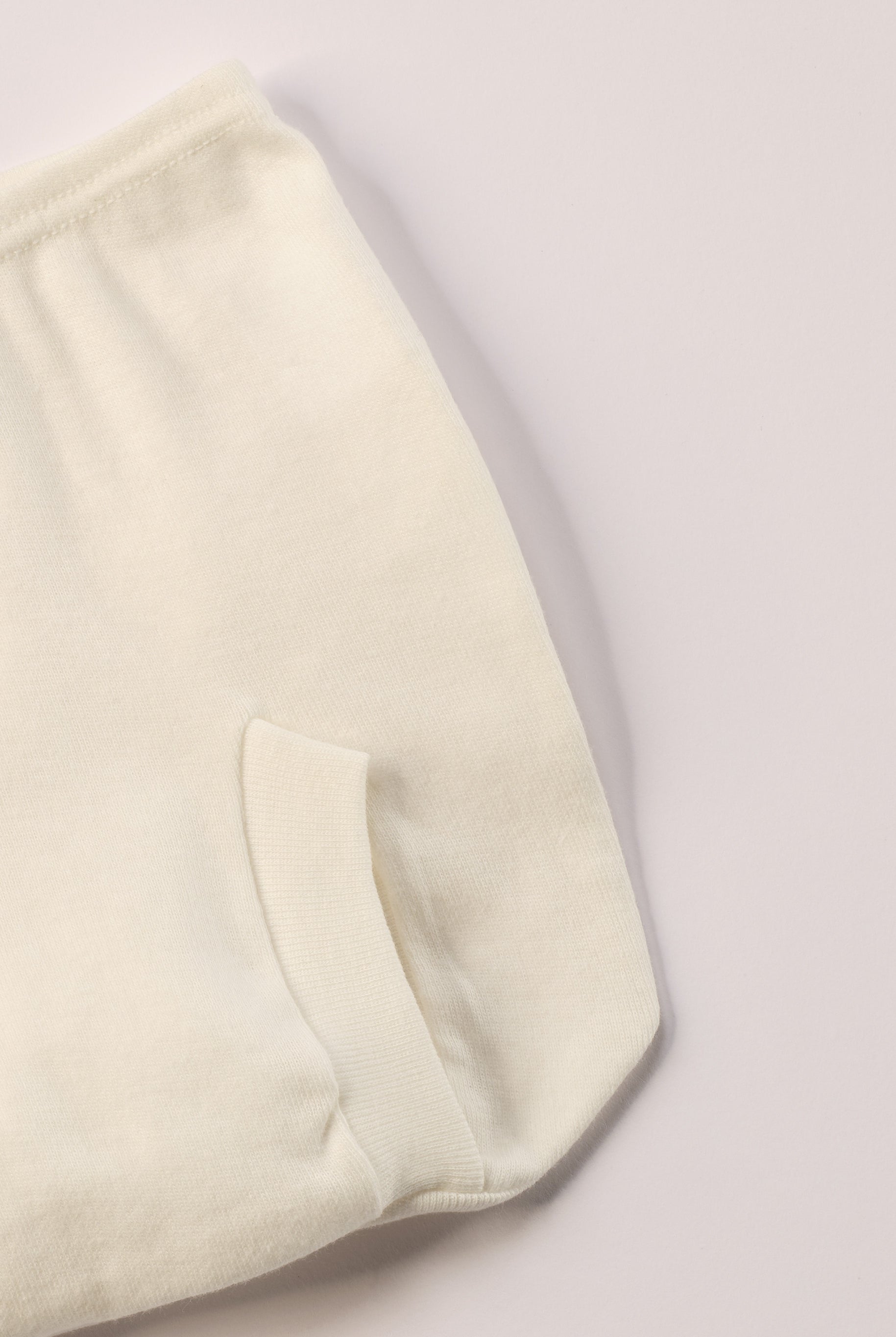 Dieses liebevoll gefertigte cremefarbige Baby Höschen vereint natürlichen Komfort mit einem eleganten, zeitlosen Design. Die feine, echte Spitze verleiht dem Höschen eine besondere, hochwertige Optik – ohne dabei auf Tragekomfort zu verzichten.
Besonders praktisch: Das Höschen wird einfach über der Windel getragen und sorgt dafür, dass diese optisch verschwindet. So entsteht ein harmonisches, ästhetisches Gesamtbild – ideal unter Kleidern, Röckchen oder bei besonderen Anlässen.