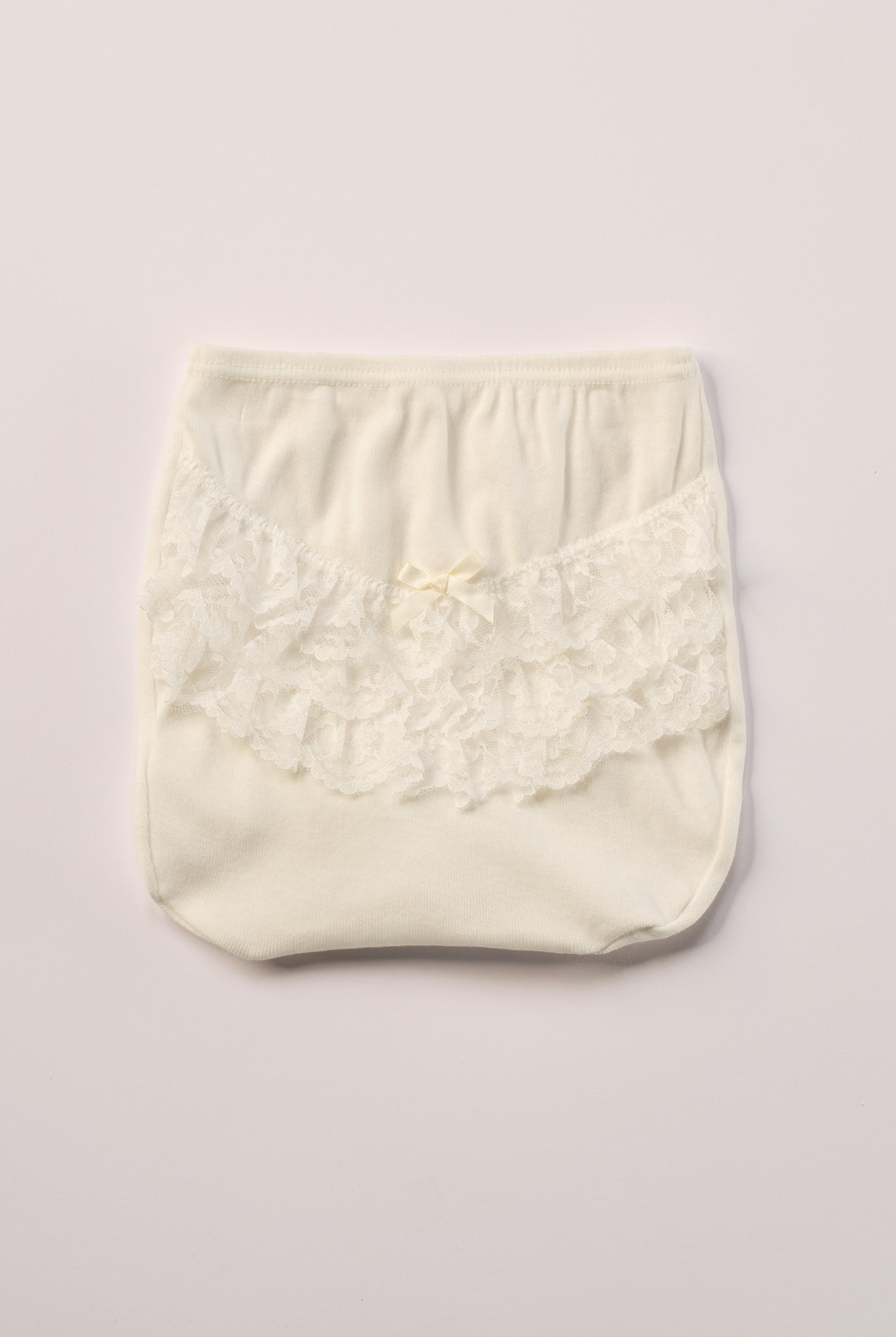 Dieses liebevoll gefertigte cremefarbige Baby Höschen vereint natürlichen Komfort mit einem eleganten, zeitlosen Design. Die feine, echte Spitze verleiht dem Höschen eine besondere, hochwertige Optik – ohne dabei auf Tragekomfort zu verzichten.
Besonders praktisch: Das Höschen wird einfach über der Windel getragen und sorgt dafür, dass diese optisch verschwindet. So entsteht ein harmonisches, ästhetisches Gesamtbild – ideal unter Kleidern, Röckchen oder bei besonderen Anlässen.