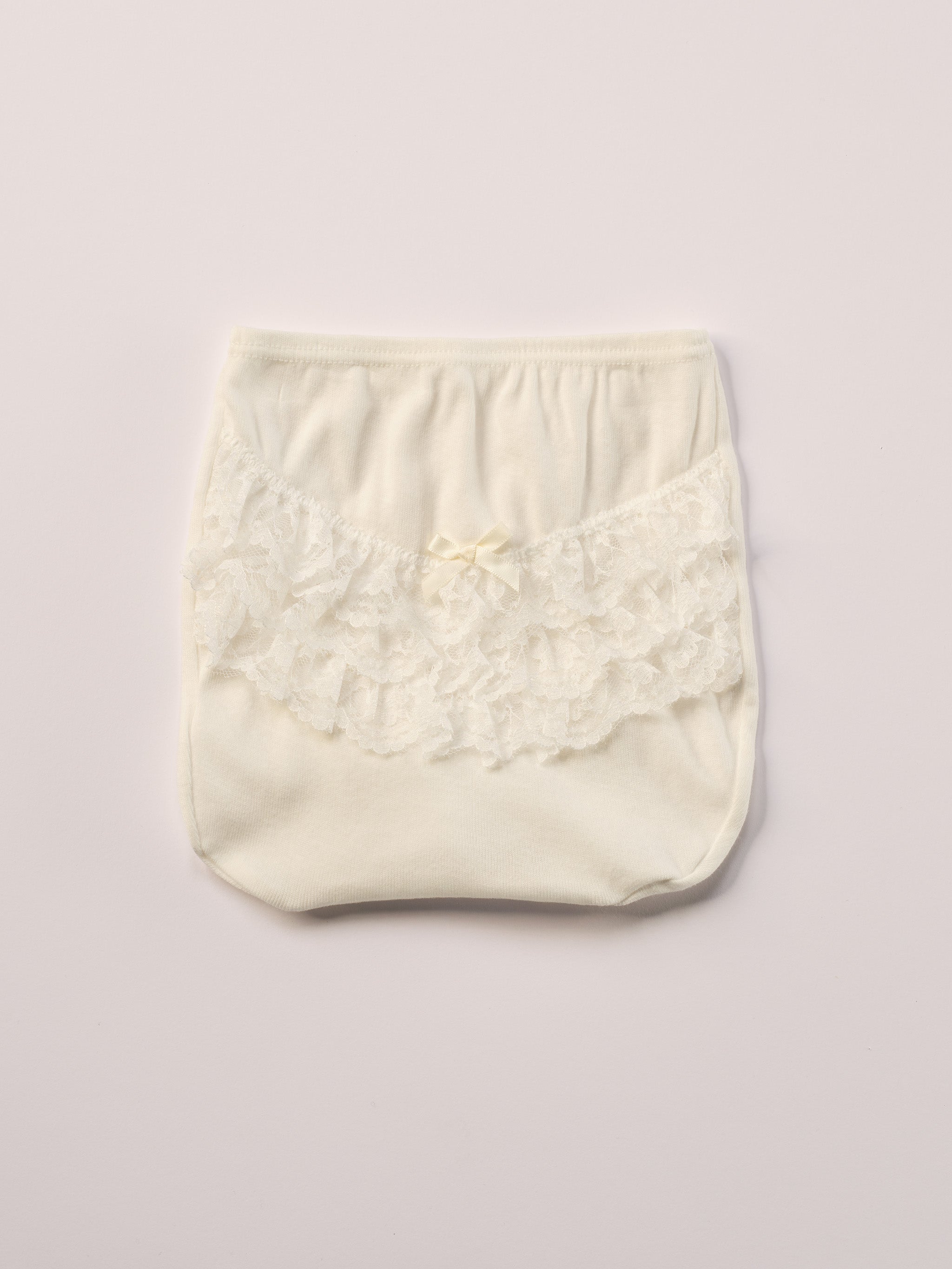 Dieses liebevoll gefertigte cremefarbige Baby Höschen vereint natürlichen Komfort mit einem eleganten, zeitlosen Design. Die feine, echte Spitze verleiht dem Höschen eine besondere, hochwertige Optik – ohne dabei auf Tragekomfort zu verzichten.
Besonders praktisch: Das Höschen wird einfach über der Windel getragen und sorgt dafür, dass diese optisch verschwindet. So entsteht ein harmonisches, ästhetisches Gesamtbild – ideal unter Kleidern, Röckchen oder bei besonderen Anlässen.