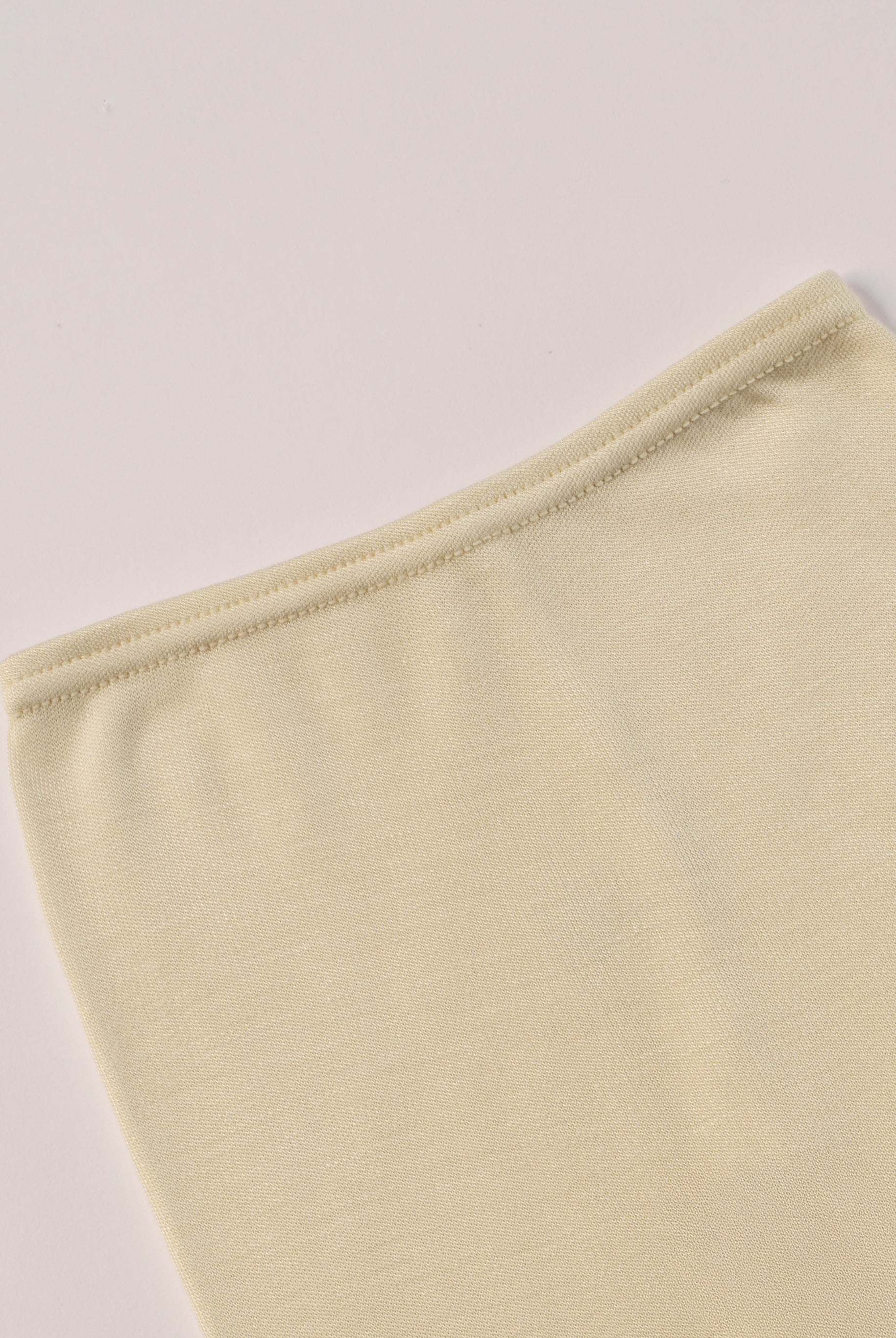 Für die sensibelste Haut der Welt. Diese beige Frühchen Strampelhose besteht aus 100% Viskose aus Bambuszellulose — einem außergewöhnlich weichen, atmungsaktiven Material mit temperaturausgleichenden Eigenschaften. Ideal für zarte Frühchenhaut und maximalen Komfort im Alltag.
