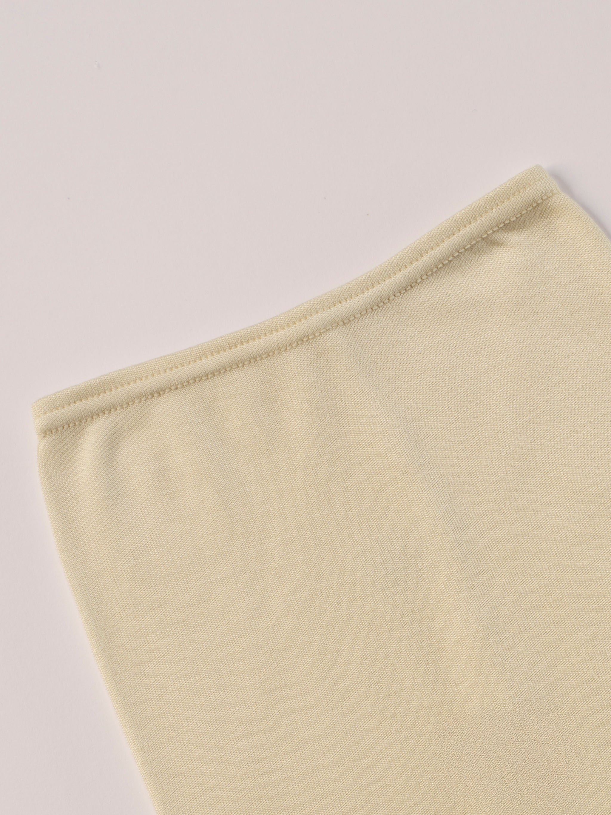 Für die sensibelste Haut der Welt. Diese beige Frühchen Strampelhose besteht aus 100% Viskose aus Bambuszellulose — einem außergewöhnlich weichen, atmungsaktiven Material mit temperaturausgleichenden Eigenschaften. Ideal für zarte Frühchenhaut und maximalen Komfort im Alltag.