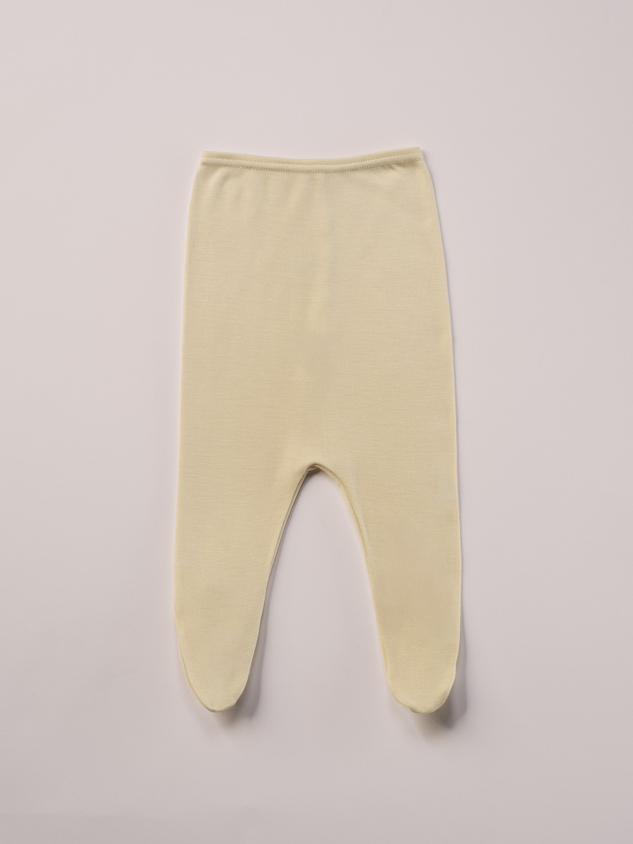 Für die sensibelste Haut der Welt. Diese beige Strampelhose besteht aus 100% Viskose aus Bambuszellulose — einem außergewöhnlich weichen, atmungsaktiven Material mit temperaturausgleichenden Eigenschaften. Ideal für zarte Babyhaut und maximalen Komfort im Alltag.