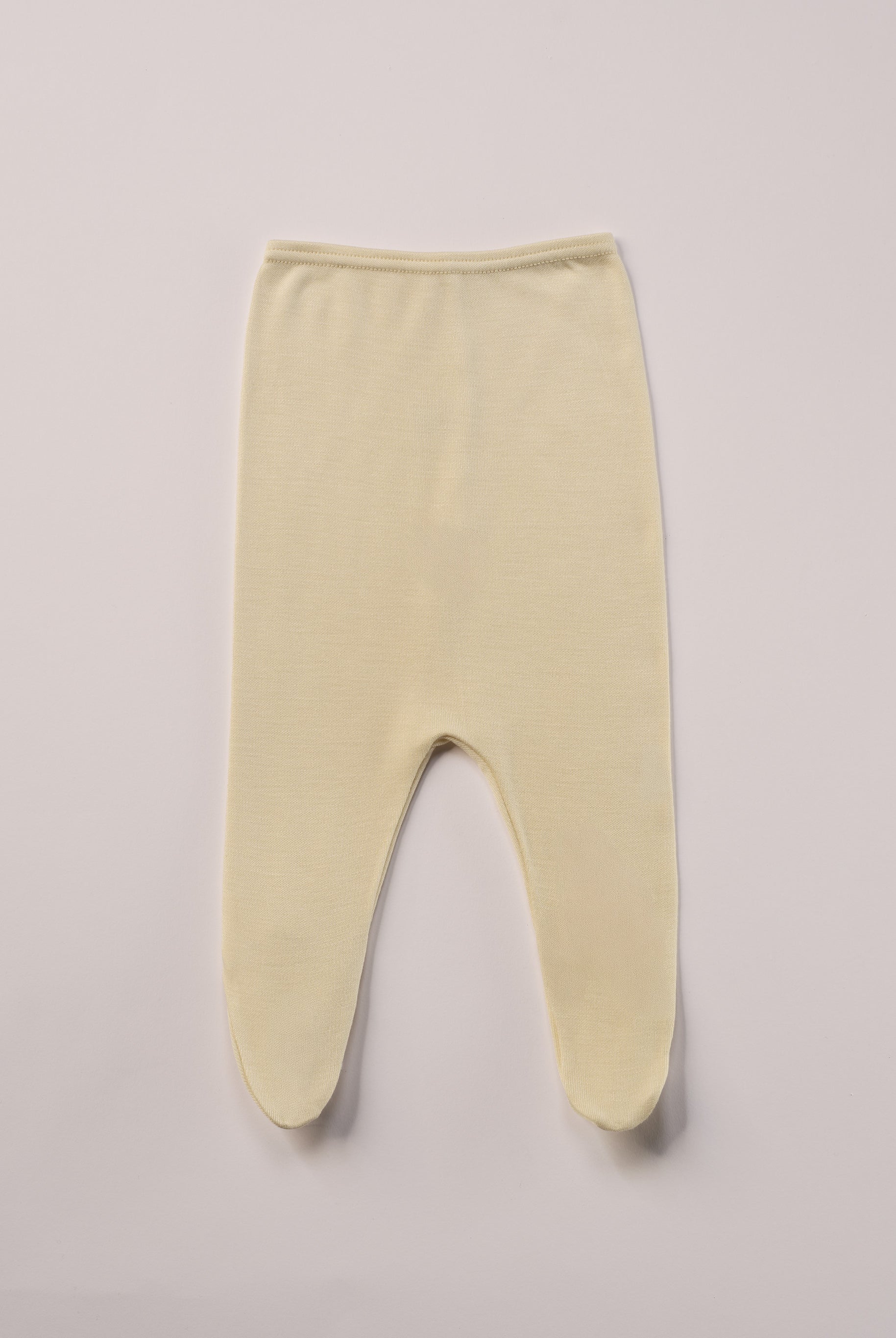 Für die sensibelste Haut der Welt. Diese weiße, beige, rosa Frühchen Strampelhose besteht aus 100% Viskose aus Bambuszellulose — einem außergewöhnlich weichen, atmungsaktiven Material mit temperaturausgleichenden Eigenschaften. Ideal für zarte Frühchenhaut und maximalen Komfort im Alltag.