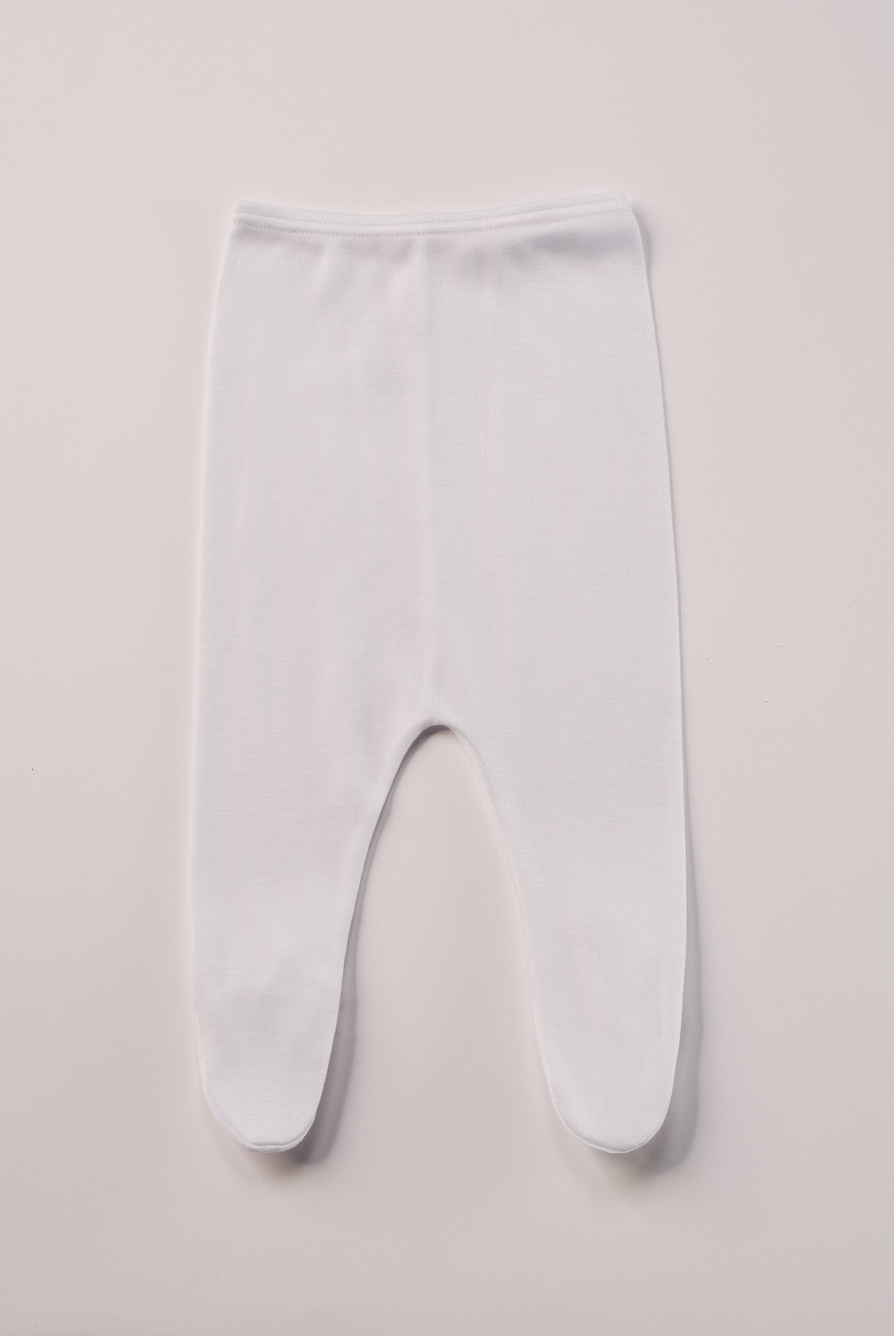 Für die sensibelste Haut der Welt. Diese weiße Frühchen Strampelhose besteht aus 100% Viskose aus Bambuszellulose — einem außergewöhnlich weichen, atmungsaktiven Material mit temperaturausgleichenden Eigenschaften. Ideal für zarte Frühchenhaut und maximalen Komfort im Alltag.