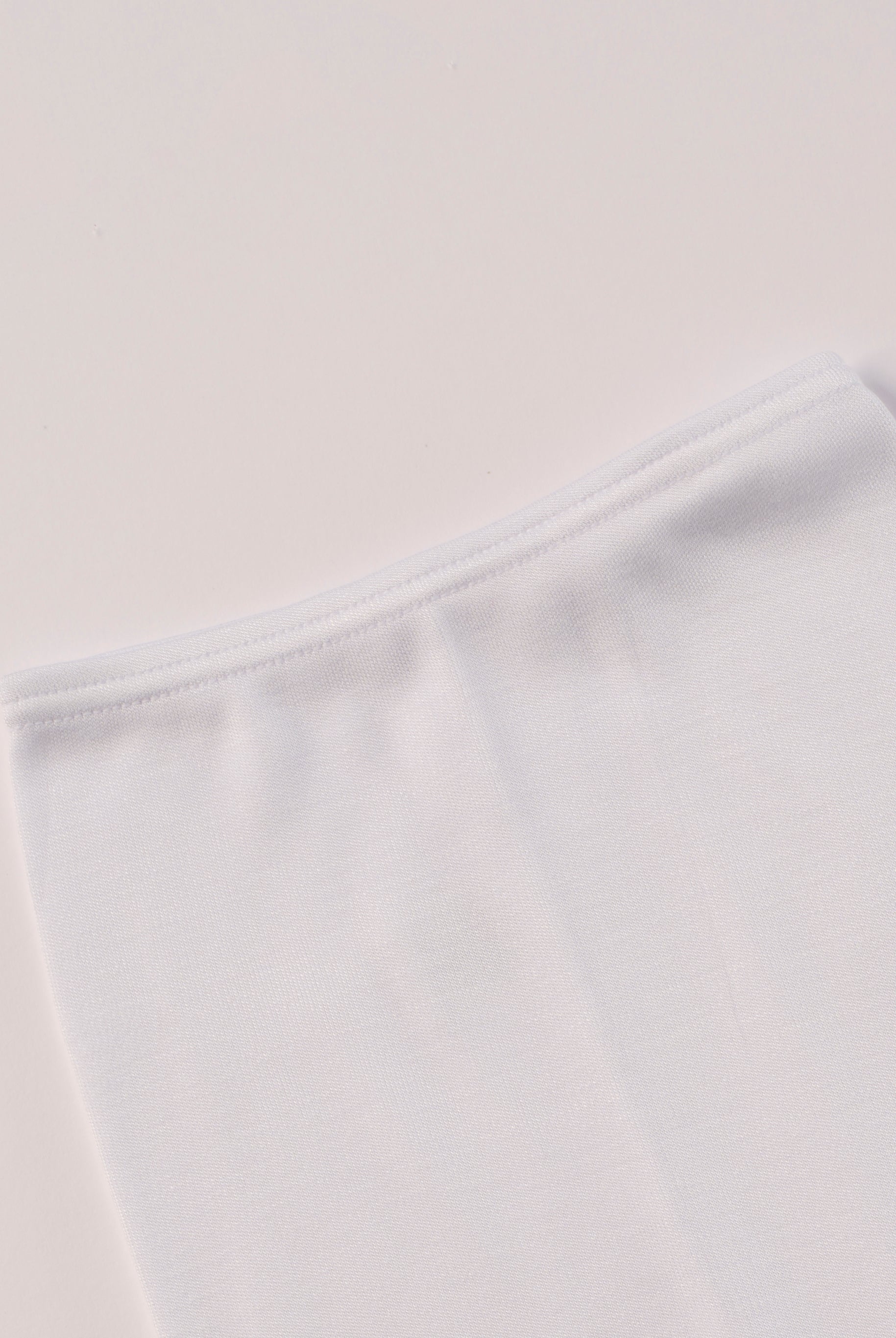 Für die sensibelste Haut der Welt. Diese weiße Frühchen Strampelhose besteht aus 100% Viskose aus Bambuszellulose — einem außergewöhnlich weichen, atmungsaktiven Material mit temperaturausgleichenden Eigenschaften. Ideal für zarte Frühchenhaut und maximalen Komfort im Alltag.