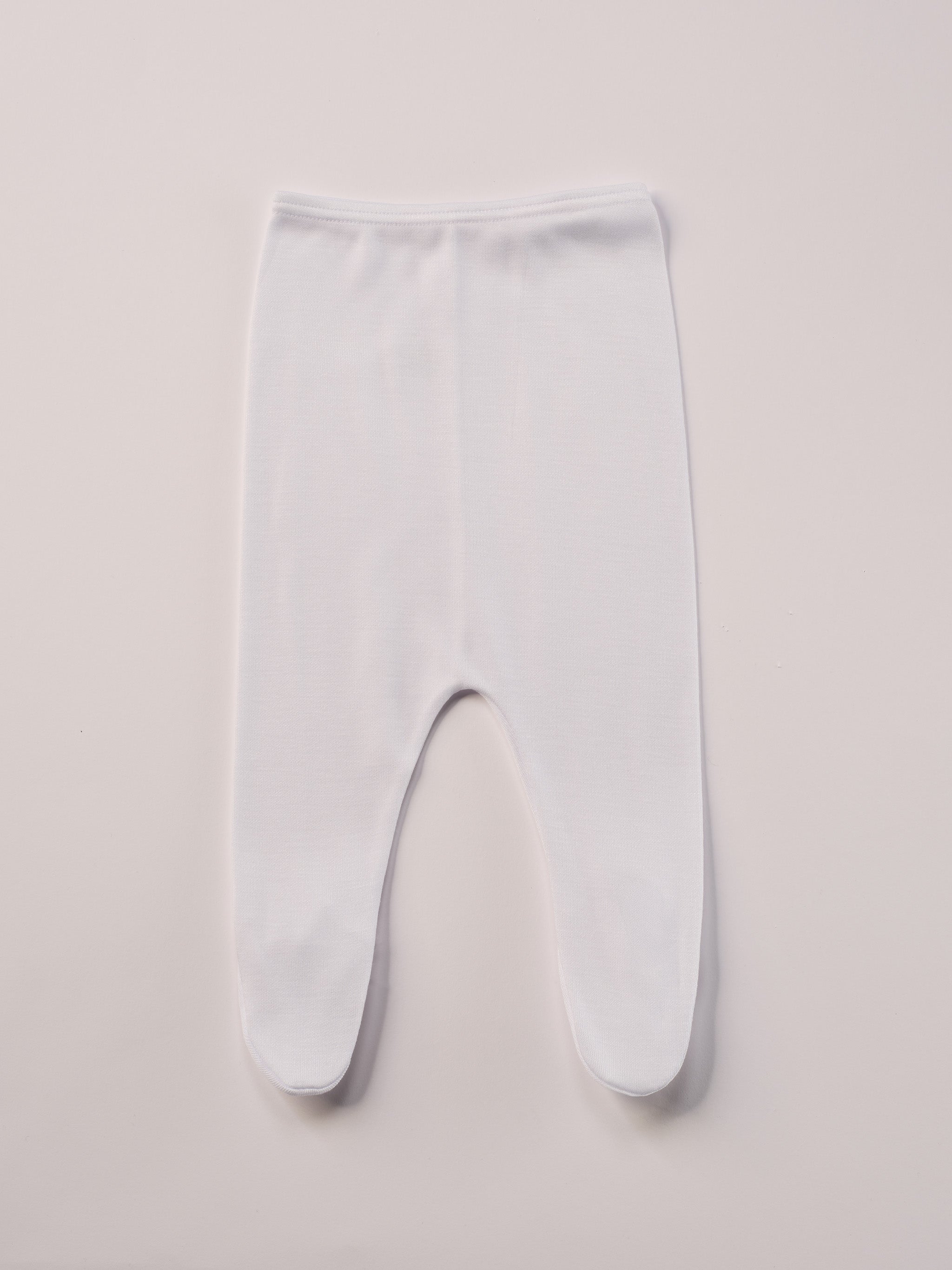 Für die sensibelste Haut der Welt. Diese weiße, beige, himmelblaue Baby Strampelhose besteht aus 100% Viskose aus Bambuszellulose — einem außergewöhnlich weichen, atmungsaktiven Material mit temperaturausgleichenden Eigenschaften. Ideal für zarte Babyhaut und maximalen Komfort im Alltag.