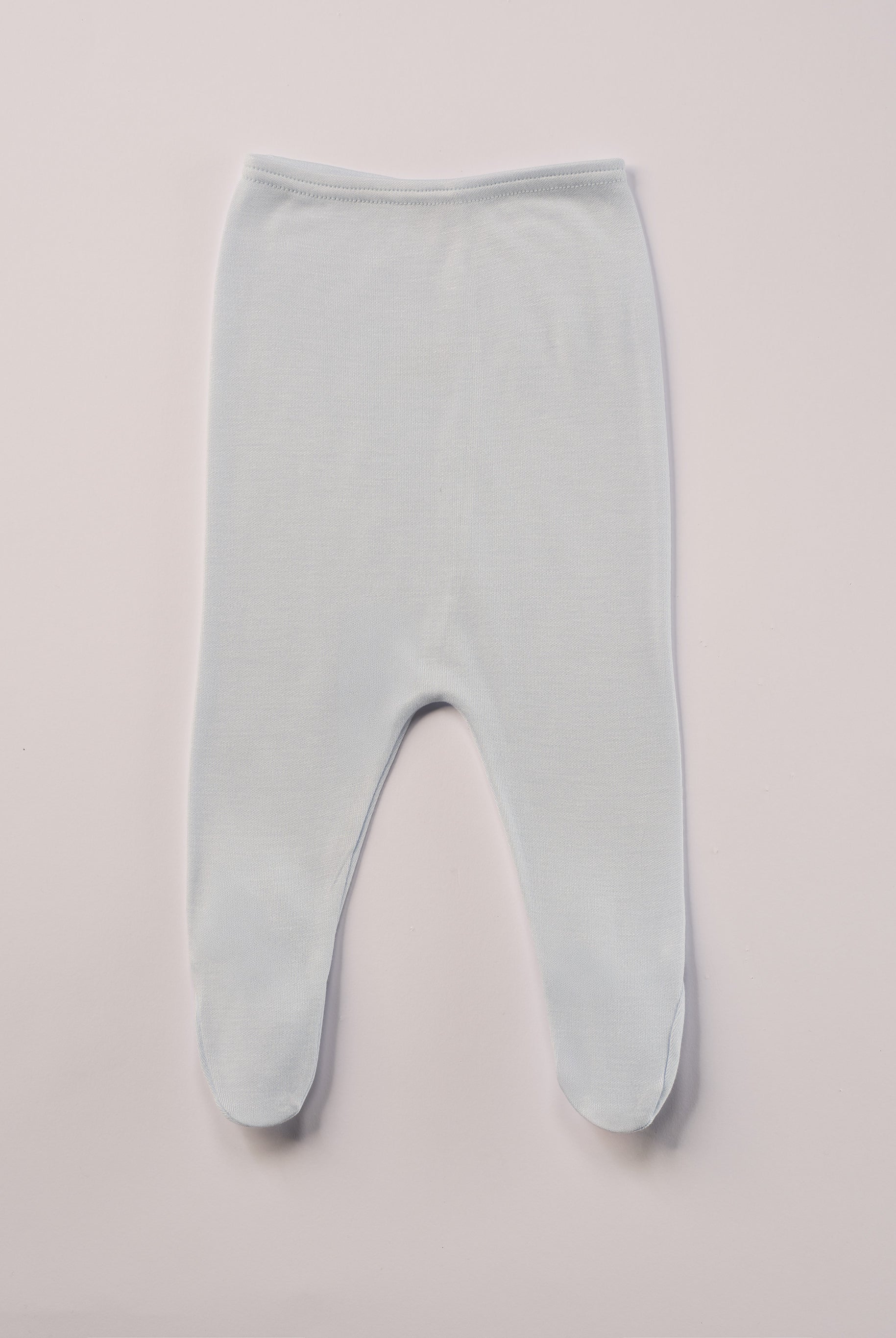 Für die sensibelste Haut der Welt. Diese himmelblaue Strampelhose besteht aus 100% Viskose aus Bambuszellulose — einem außergewöhnlich weichen, atmungsaktiven Material mit temperaturausgleichenden Eigenschaften. Ideal für zarte Babyhaut und maximalen Komfort im Alltag.