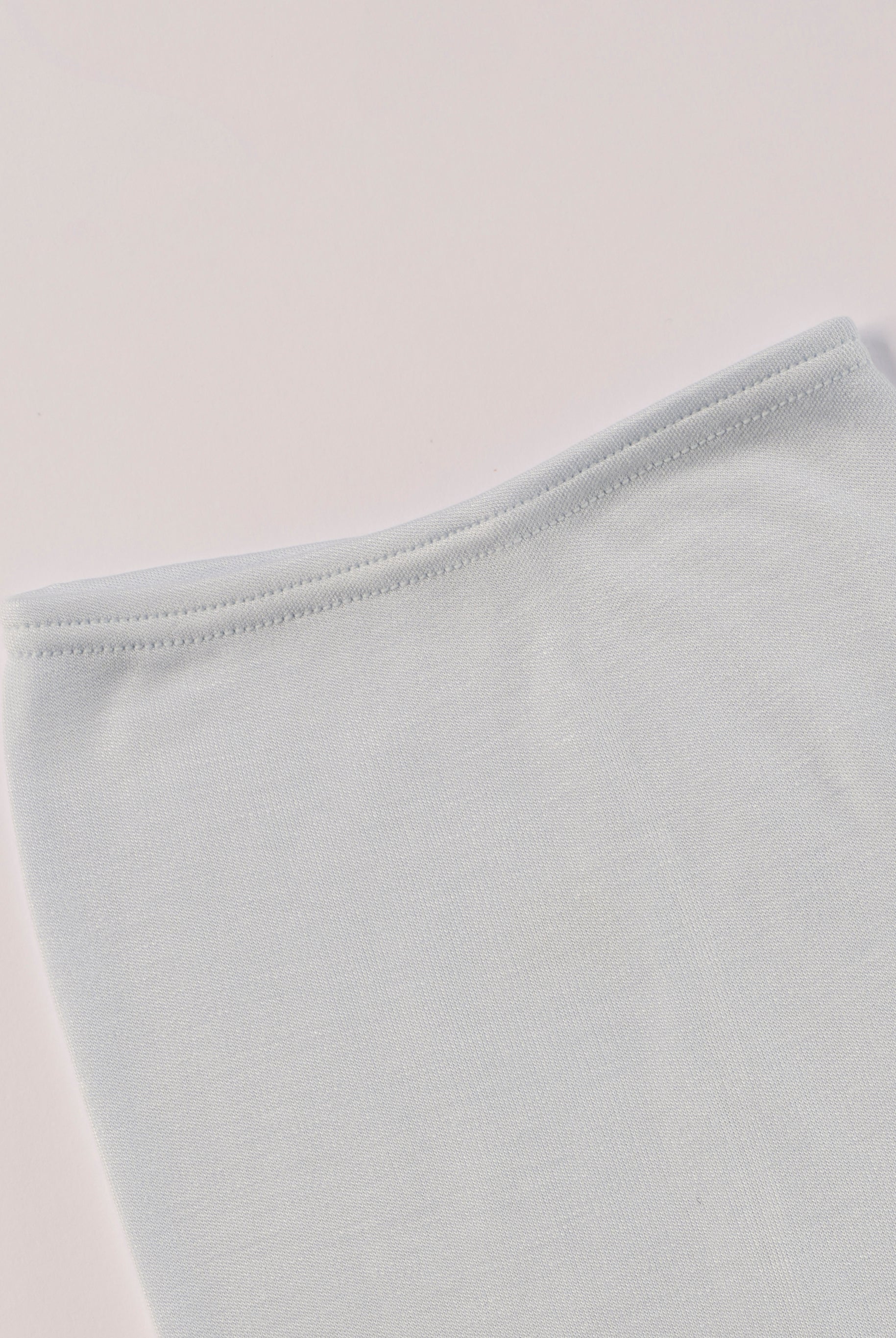 Für die sensibelste Haut der Welt. Diese himmelblaue Frühchen Strampelhose besteht aus 100% Viskose aus Bambuszellulose — einem außergewöhnlich weichen, atmungsaktiven Material mit temperaturausgleichenden Eigenschaften. Ideal für zarte Frühchenhaut und maximalen Komfort im Alltag.