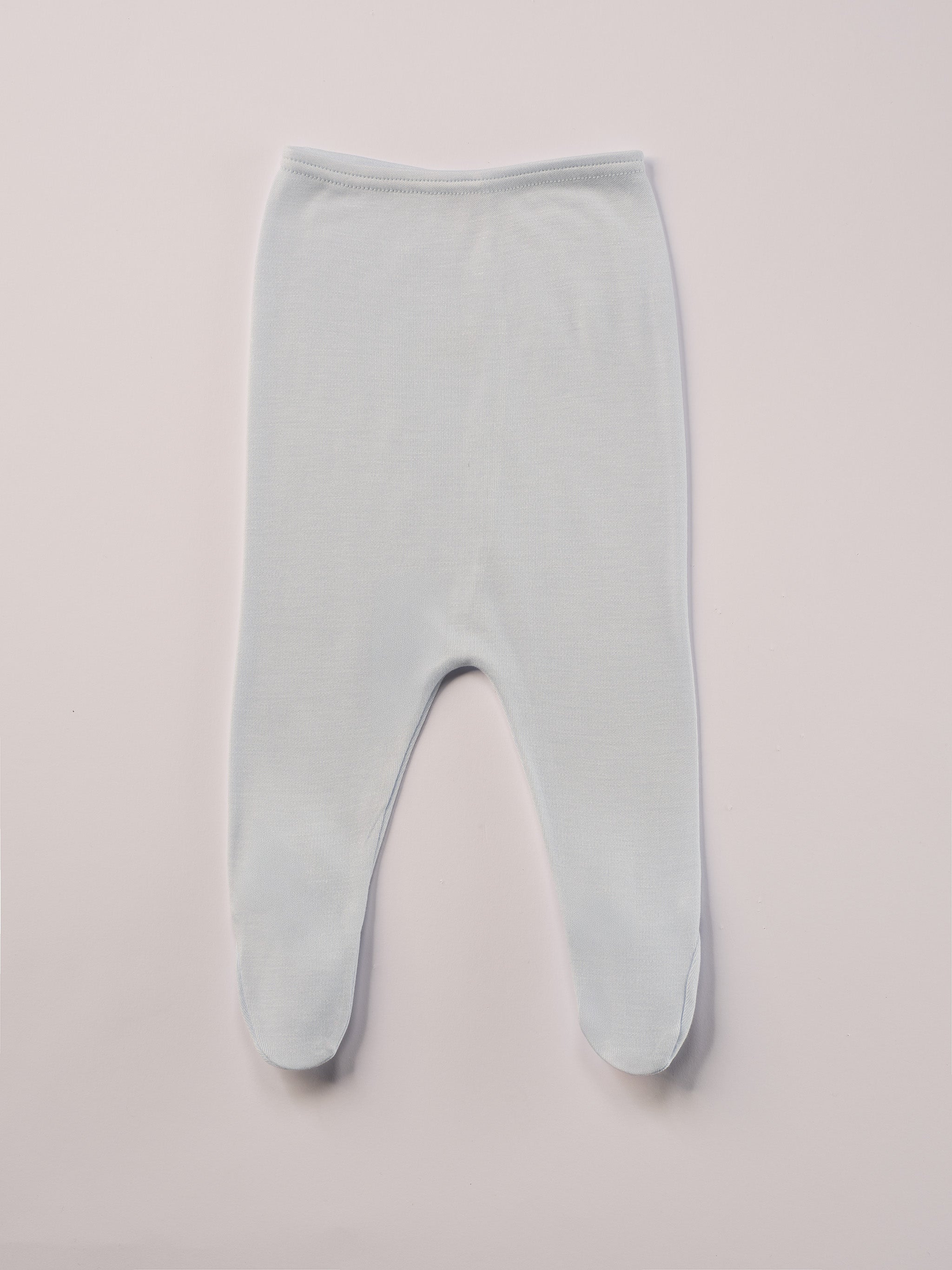 Für die sensibelste Haut der Welt. Diese weiße, beige, himmelblaue Baby Strampelhose besteht aus 100% Viskose aus Bambuszellulose — einem außergewöhnlich weichen, atmungsaktiven Material mit temperaturausgleichenden Eigenschaften. Ideal für zarte Babyhaut und maximalen Komfort im Alltag.