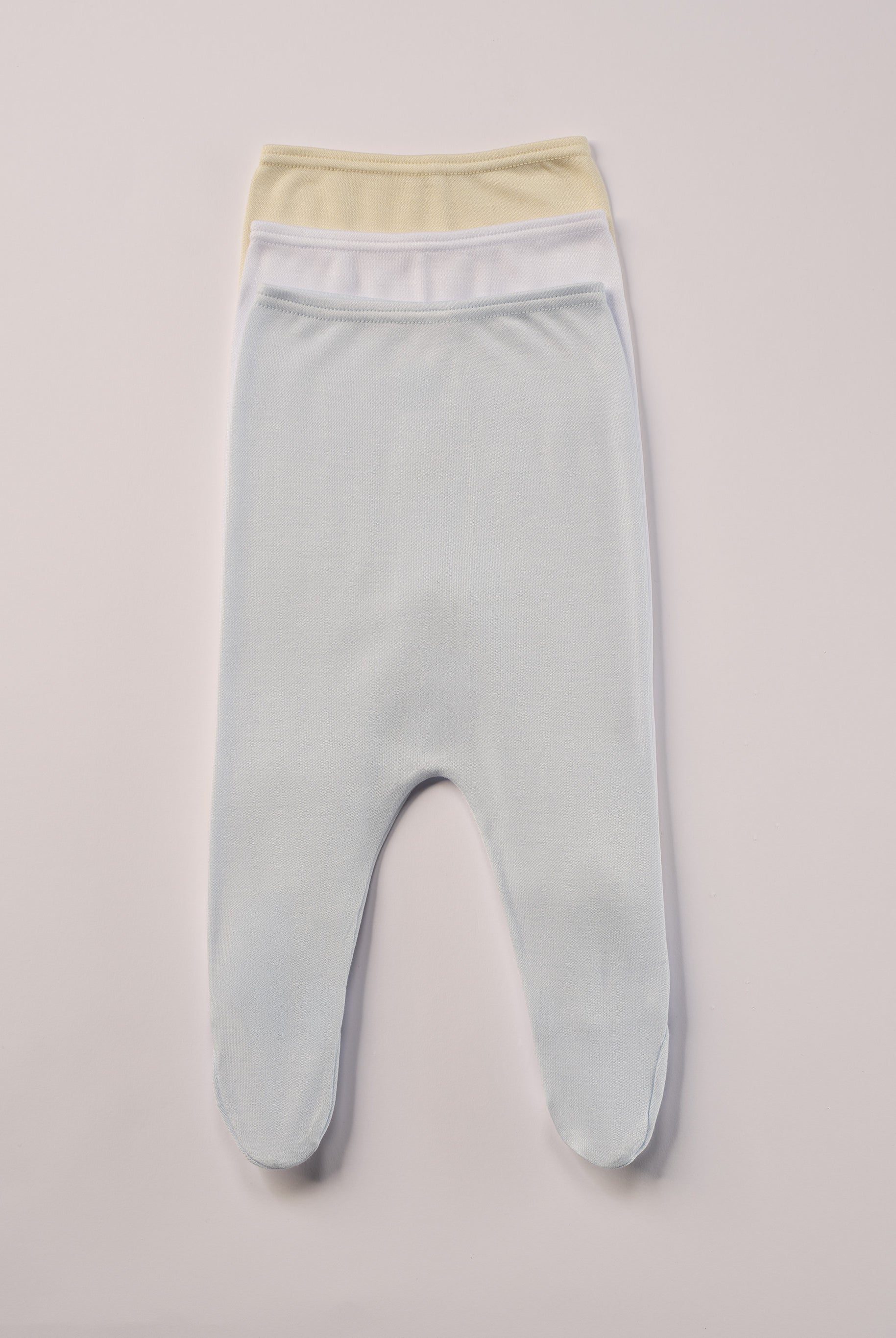 Für die sensibelste Haut der Welt. Diese weiße, beige, himmelblaue Frühchen Strampelhose besteht aus 100% Viskose aus Bambuszellulose — einem außergewöhnlich weichen, atmungsaktiven Material mit temperaturausgleichenden Eigenschaften. Ideal für zarte Frühchenhaut und maximalen Komfort im Alltag.