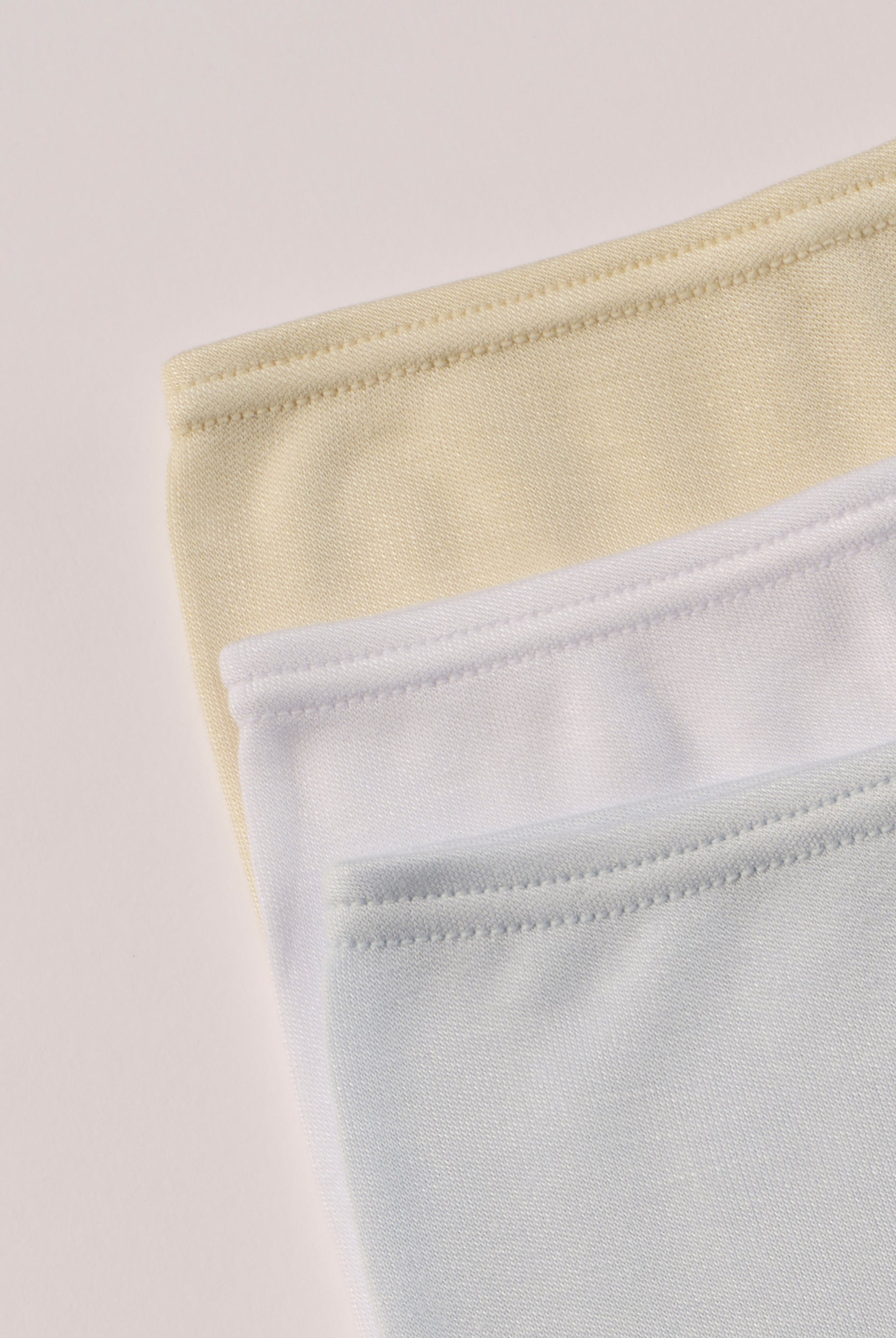 Für die sensibelste Haut der Welt. Diese weiße, beige, himmelblaue Frühchen Strampelhose besteht aus 100% Viskose aus Bambuszellulose — einem außergewöhnlich weichen, atmungsaktiven Material mit temperaturausgleichenden Eigenschaften. Ideal für zarte Frühchenhaut und maximalen Komfort im Alltag.