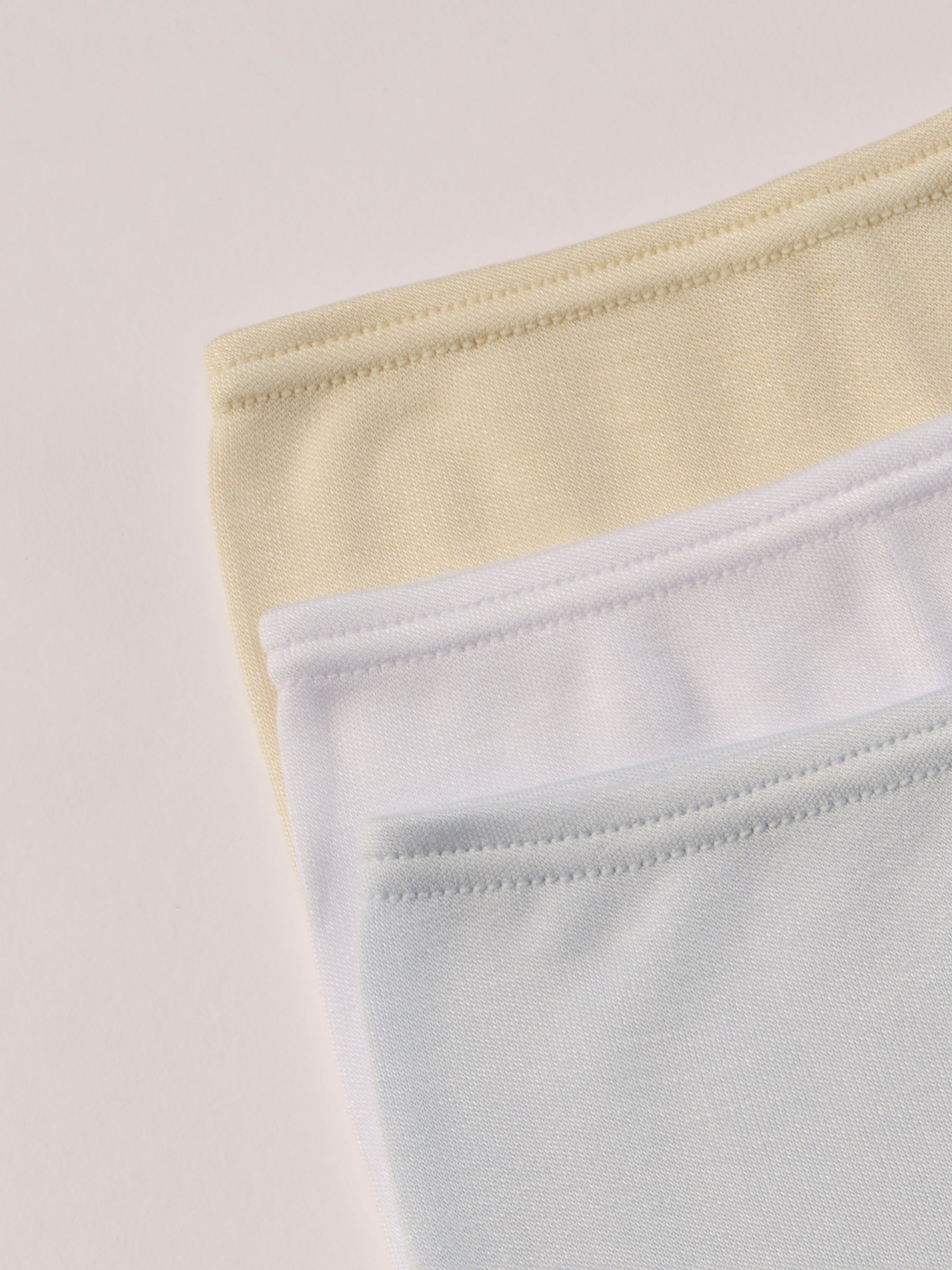 Für die sensibelste Haut der Welt. Diese weiße, beige, himmelblaue Frühchen Strampelhose besteht aus 100% Viskose aus Bambuszellulose — einem außergewöhnlich weichen, atmungsaktiven Material mit temperaturausgleichenden Eigenschaften. Ideal für zarte Frühchenhaut und maximalen Komfort im Alltag.