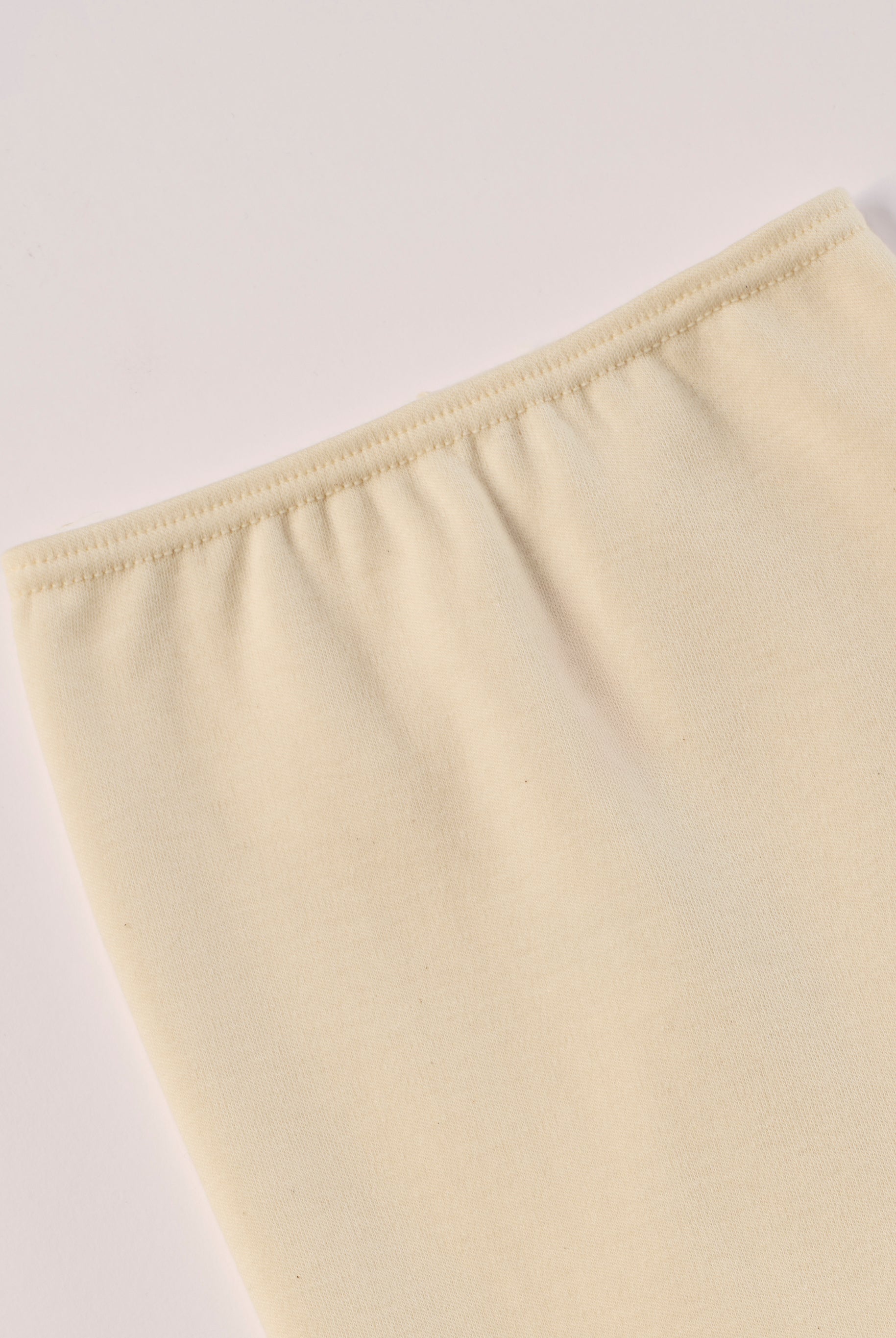 Für die empfindlichste Haut der Welt. Der Organic+ Strampelhose ist aus 100% ungefärbter, ungebleichter, organischer Baumwolle gefertigt — innen mit weichem Flanell, welches Feuchtigkeit aufnimmt und streichelzart auf Babyhaut liegt.