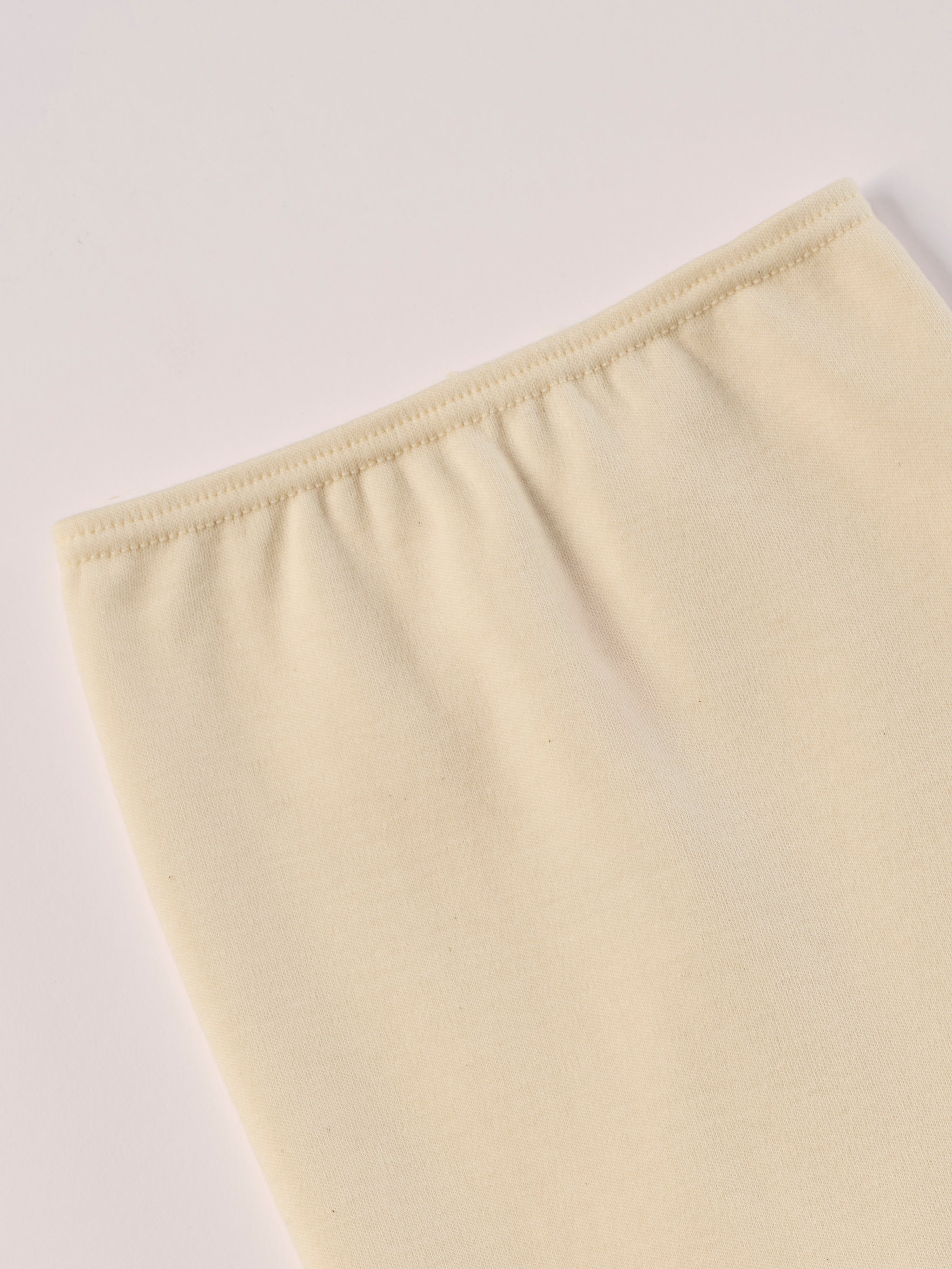 Für die empfindlichste Haut der Welt. Der Organic+ Strampelhose für Frühchen ist aus 100% ungefärbter, ungebleichter, organischer Baumwolle gefertigt — innen mit weichem Flanell, welches Feuchtigkeit aufnimmt und streichelzart auf Babyhaut liegt.