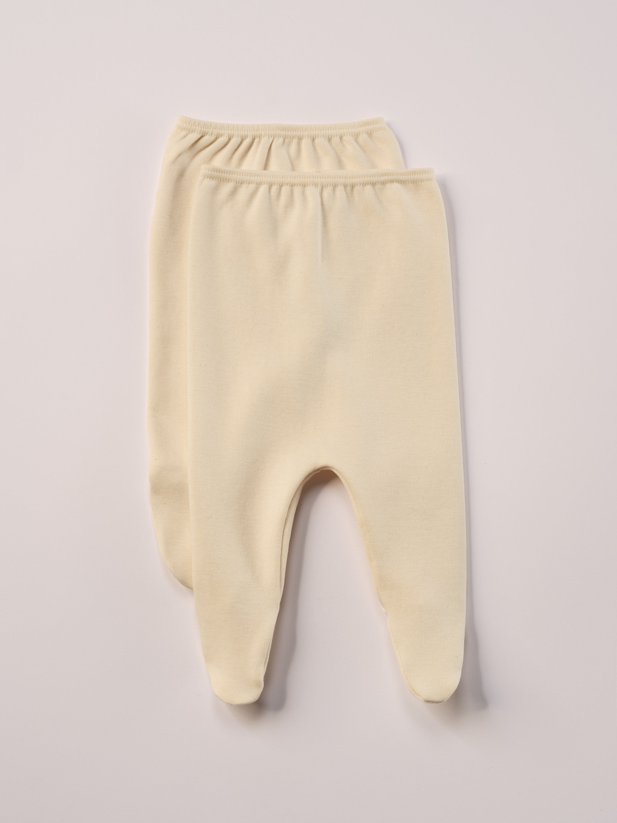 Für die empfindlichste Haut der Welt. Die Organic+ Strampelhosen für Frühchen sind aus 100% ungefärbter, ungebleichter, organischer Baumwolle gefertigt — innen mit weichem Flanell, welches Feuchtigkeit aufnimmt und streichelzart auf Babyhaut liegt.