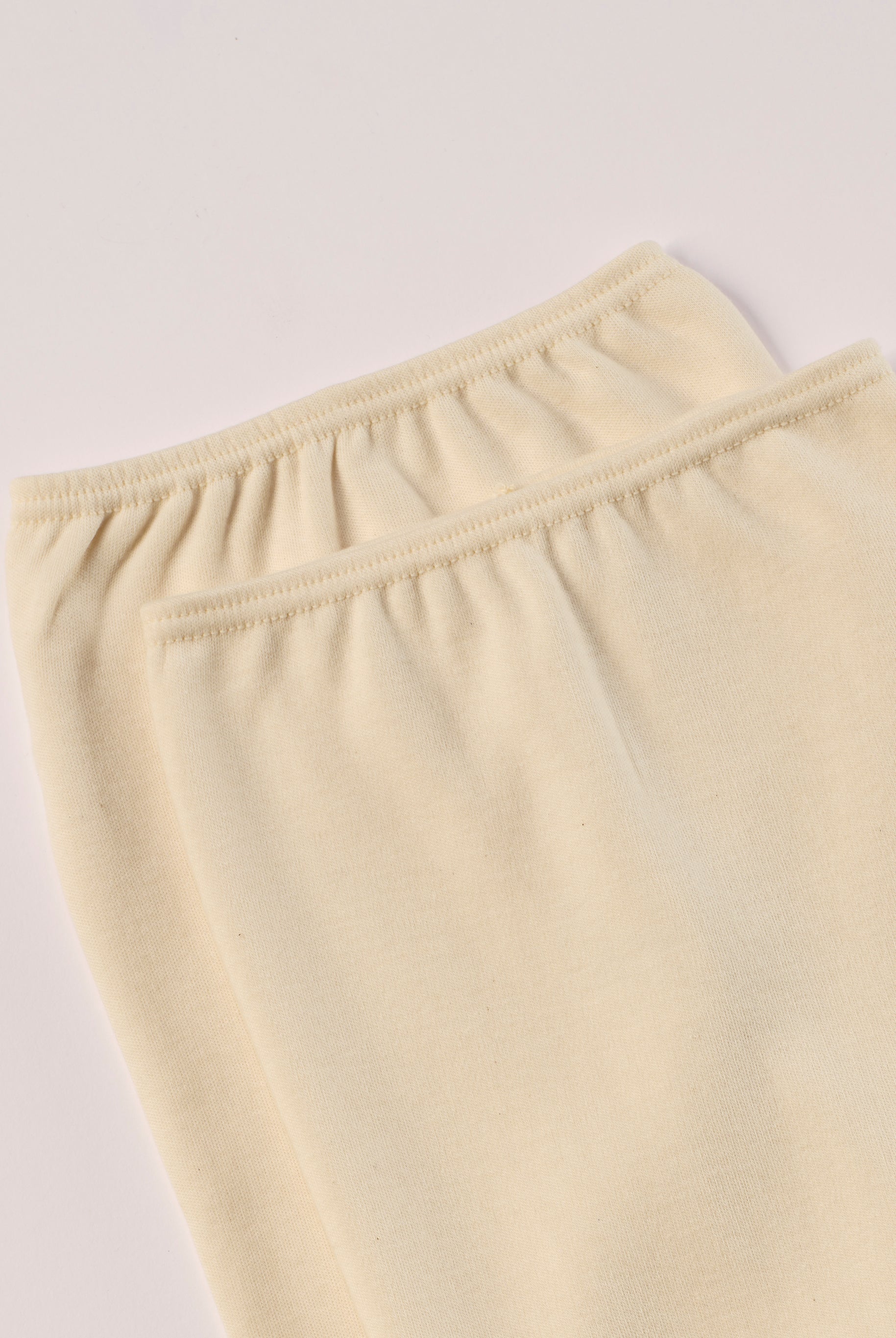 Für die empfindlichste Haut der Welt. Die Organic+ Strampelhosen für Frühchen sind aus 100% ungefärbter, ungebleichter, organischer Baumwolle gefertigt — innen mit weichem Flanell, welches Feuchtigkeit aufnimmt und streichelzart auf Babyhaut liegt.