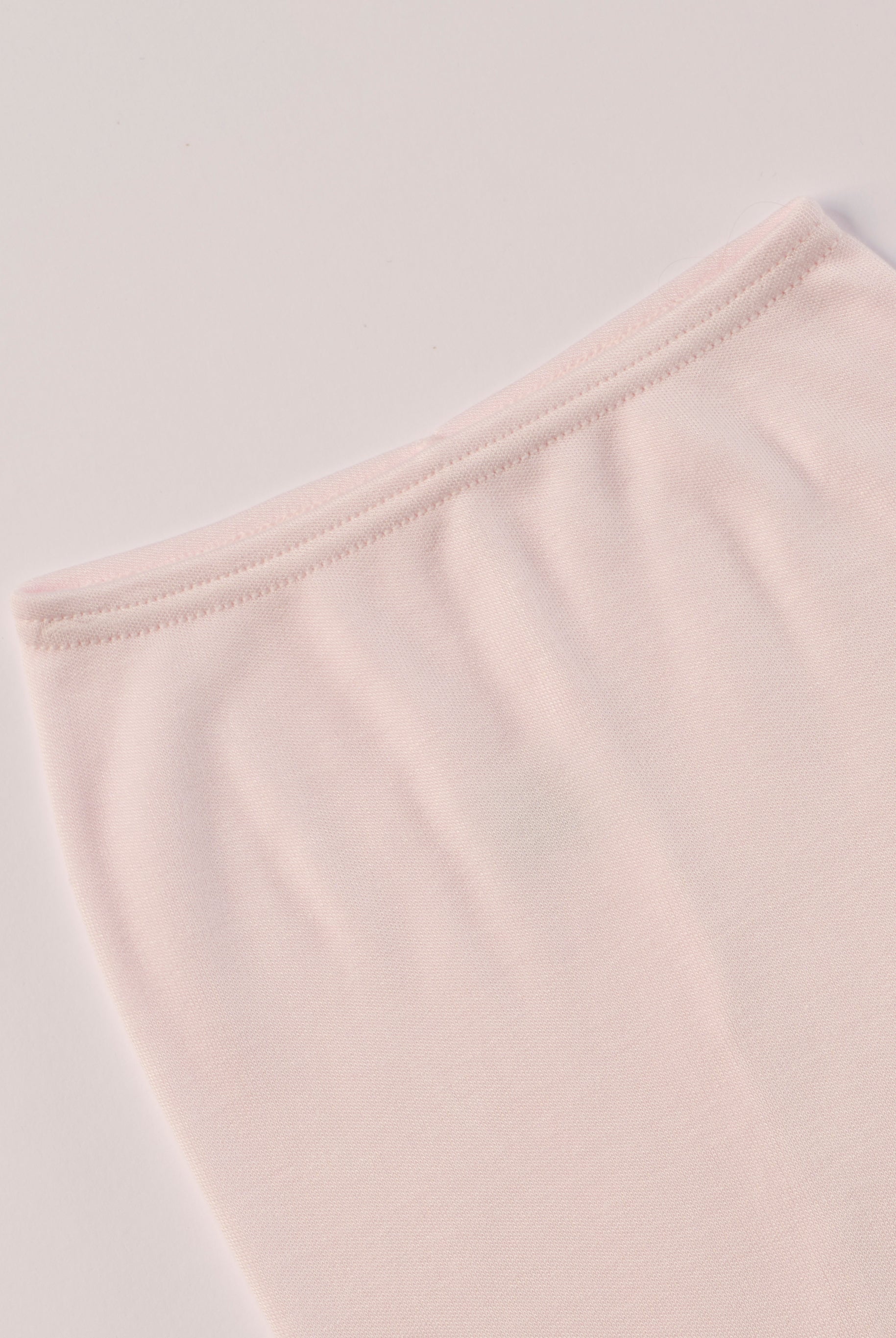 Für die sensibelste Haut der Welt. Diese rosa Strampelhose besteht aus 100% Viskose aus Bambuszellulose — einem außergewöhnlich weichen, atmungsaktiven Material mit temperaturausgleichenden Eigenschaften. Ideal für zarte Babyhaut und maximalen Komfort im Alltag.