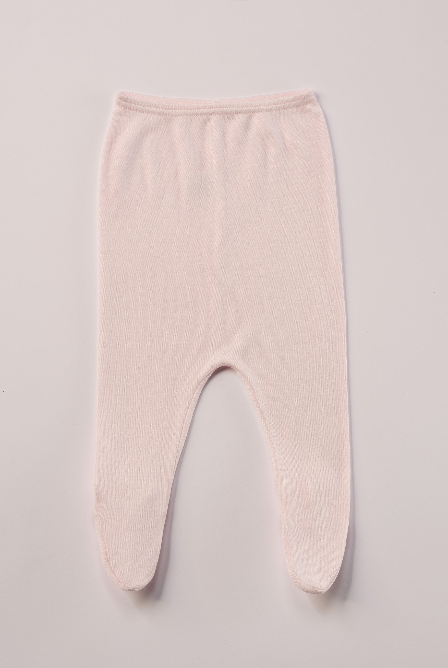 Für die sensibelste Haut der Welt. Diese rosa Strampelhose besteht aus 100% Viskose aus Bambuszellulose — einem außergewöhnlich weichen, atmungsaktiven Material mit temperaturausgleichenden Eigenschaften. Ideal für zarte Babyhaut und maximalen Komfort im Alltag.