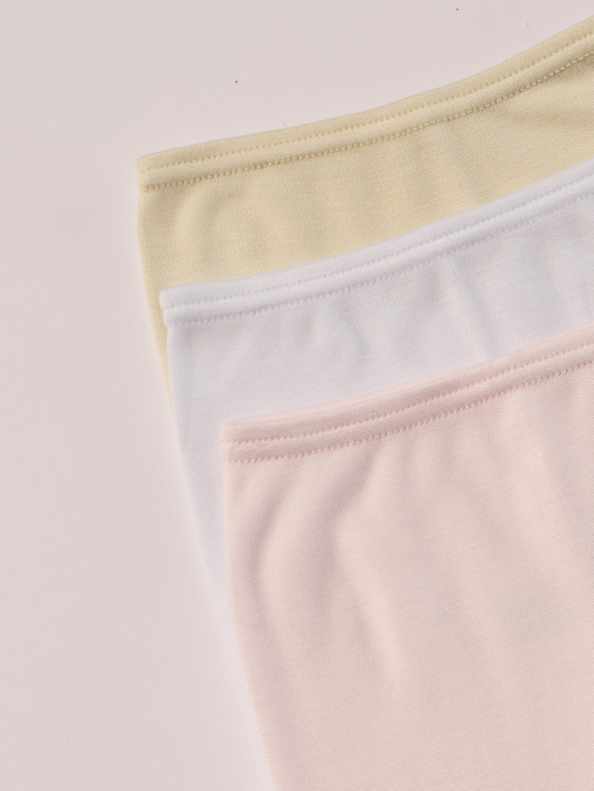 Für die sensibelste Haut der Welt. Diese weiße, beige, rosa Frühchen Strampelhose besteht aus 100% Viskose aus Bambuszellulose — einem außergewöhnlich weichen, atmungsaktiven Material mit temperaturausgleichenden Eigenschaften. Ideal für zarte Frühchenhaut und maximalen Komfort im Alltag.