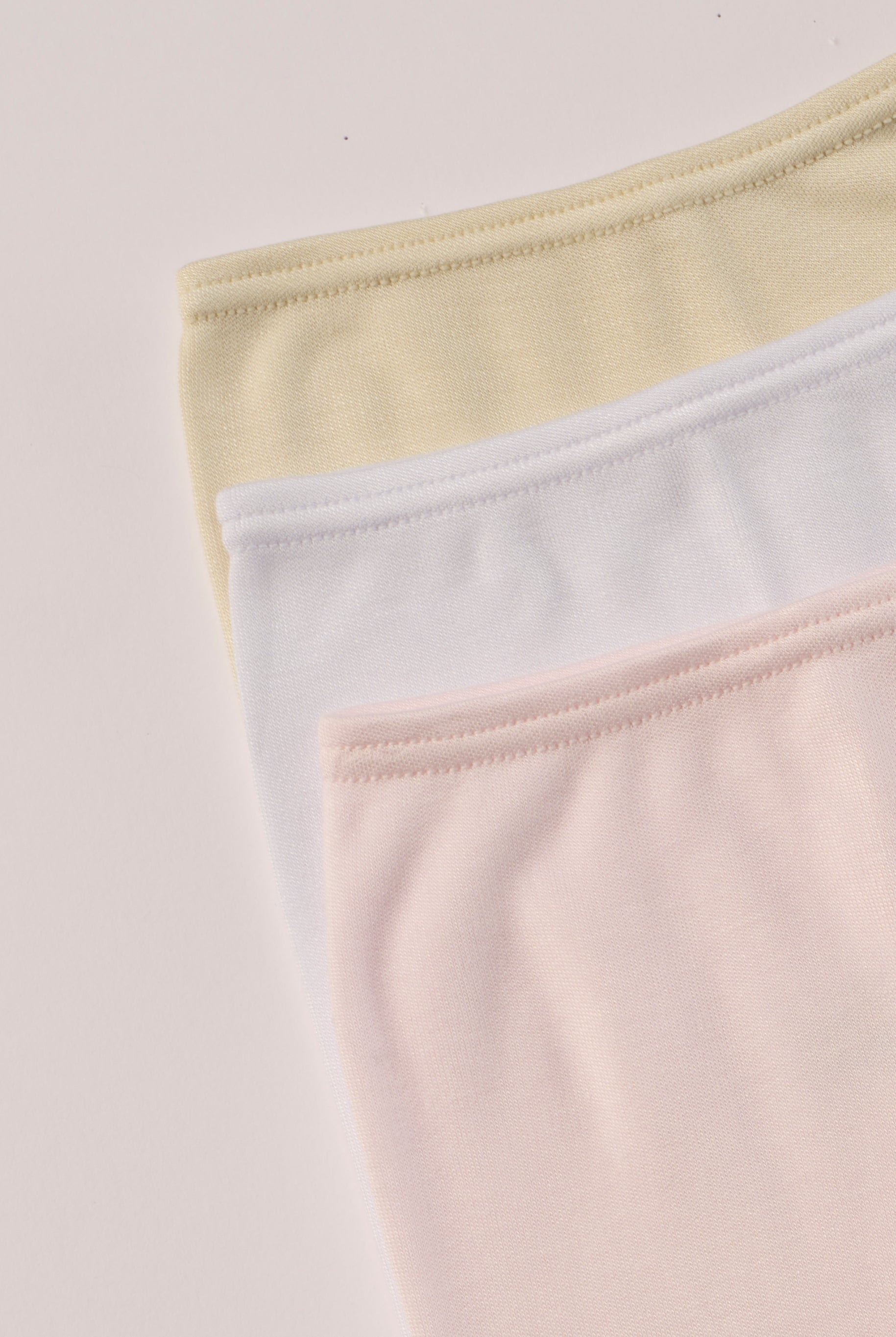Für die sensibelste Haut der Welt. Diese weiße, beige, rosa Baby Strampelhose besteht aus 100% Viskose aus Bambuszellulose — einem außergewöhnlich weichen, atmungsaktiven Material mit temperaturausgleichenden Eigenschaften. Ideal für zarte Babyhaut und maximalen Komfort im Alltag.