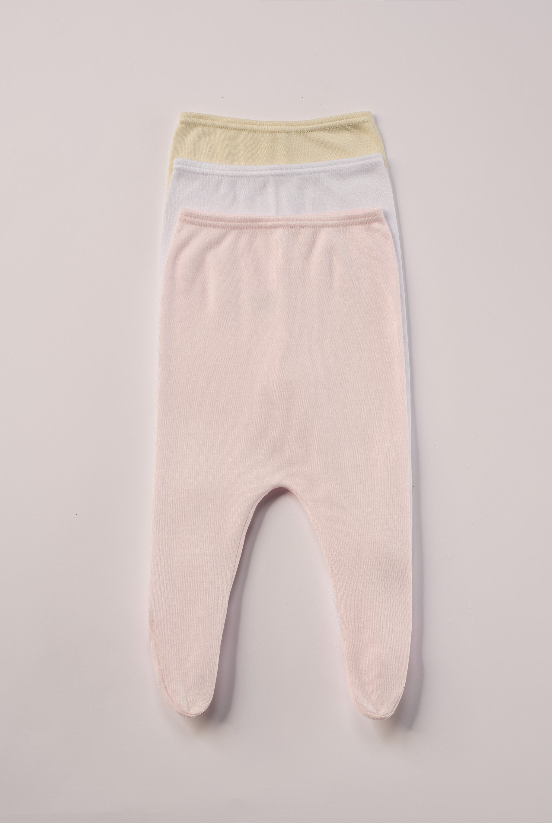 Für die sensibelste Haut der Welt. Diese weiße, beige, rosa Baby Strampelhose besteht aus 100% Viskose aus Bambuszellulose — einem außergewöhnlich weichen, atmungsaktiven Material mit temperaturausgleichenden Eigenschaften. Ideal für zarte Babyhaut und maximalen Komfort im Alltag.