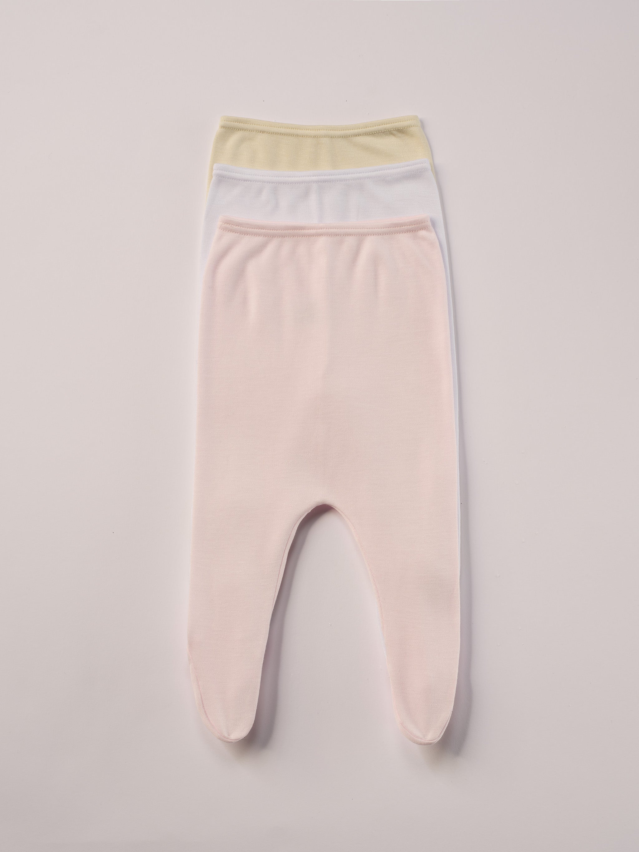 Für die sensibelste Haut der Welt. Diese weiße, beige, rosa Baby Strampelhose besteht aus 100% Viskose aus Bambuszellulose — einem außergewöhnlich weichen, atmungsaktiven Material mit temperaturausgleichenden Eigenschaften. Ideal für zarte Babyhaut und maximalen Komfort im Alltag.